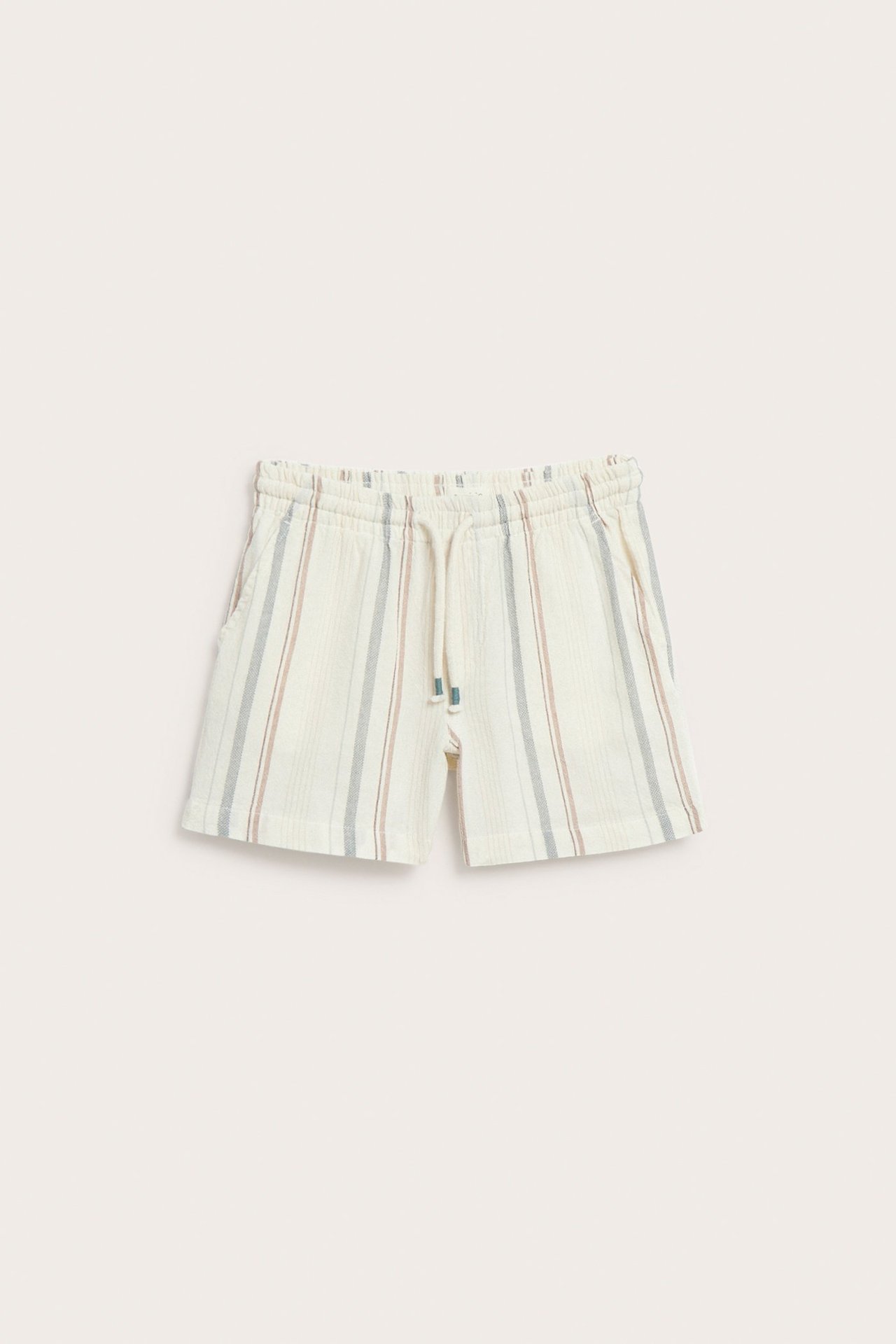 Vorderansicht von off-white gestreiften Web-Shorts mit elastischem Bund, Kordelzug und Seitentaschen.