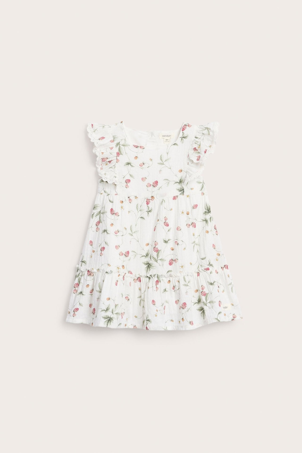 Kinderkleid in Offwhite mit Erdbeermuster, eckigem Ausschnitt, Rüschenärmeln und Spitzendetails.
