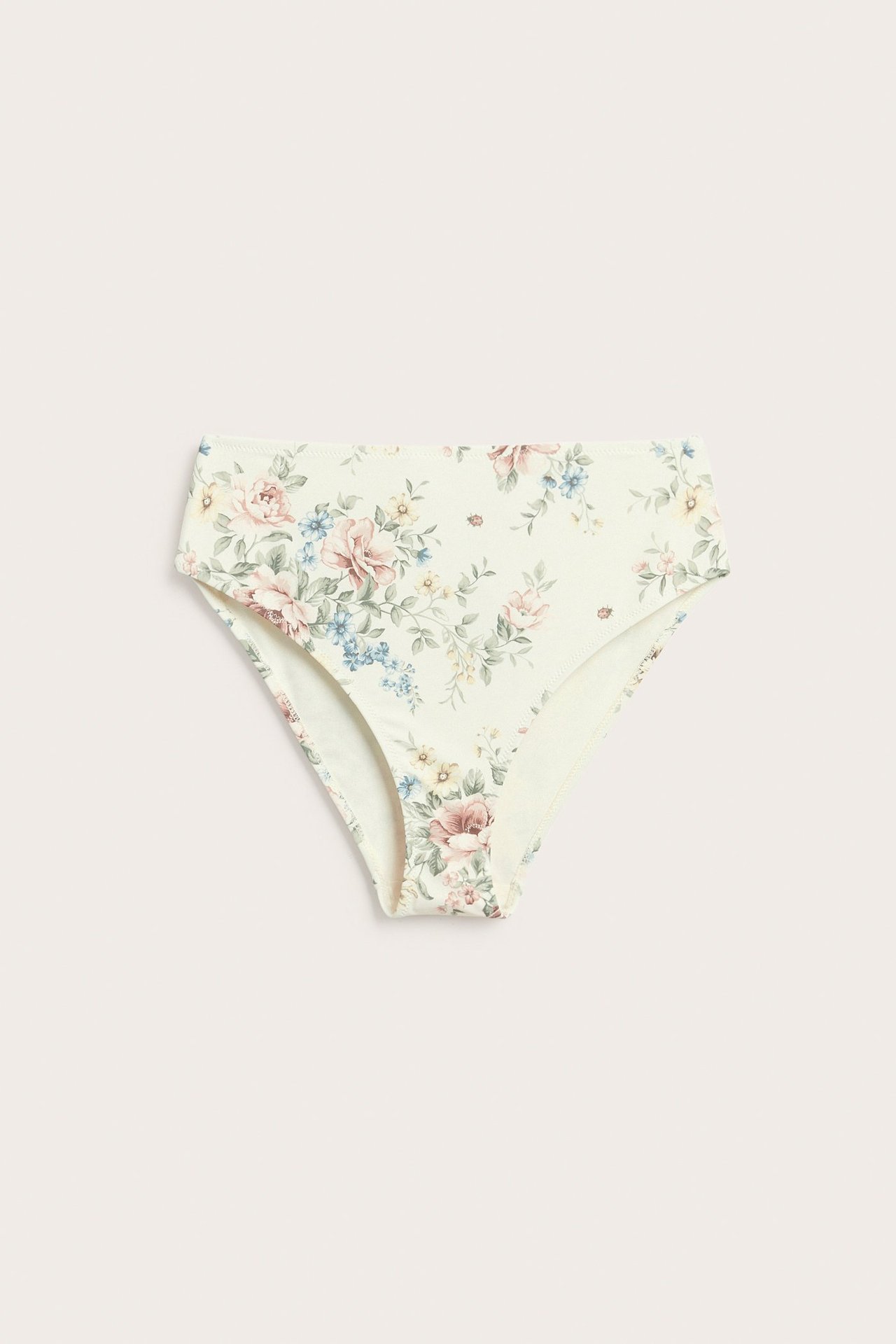 Vorderansicht einer hochgeschnittenen, cremefarbenen Damen-Bikinihose mit rosa, blauem und grünem Blumenmuster.