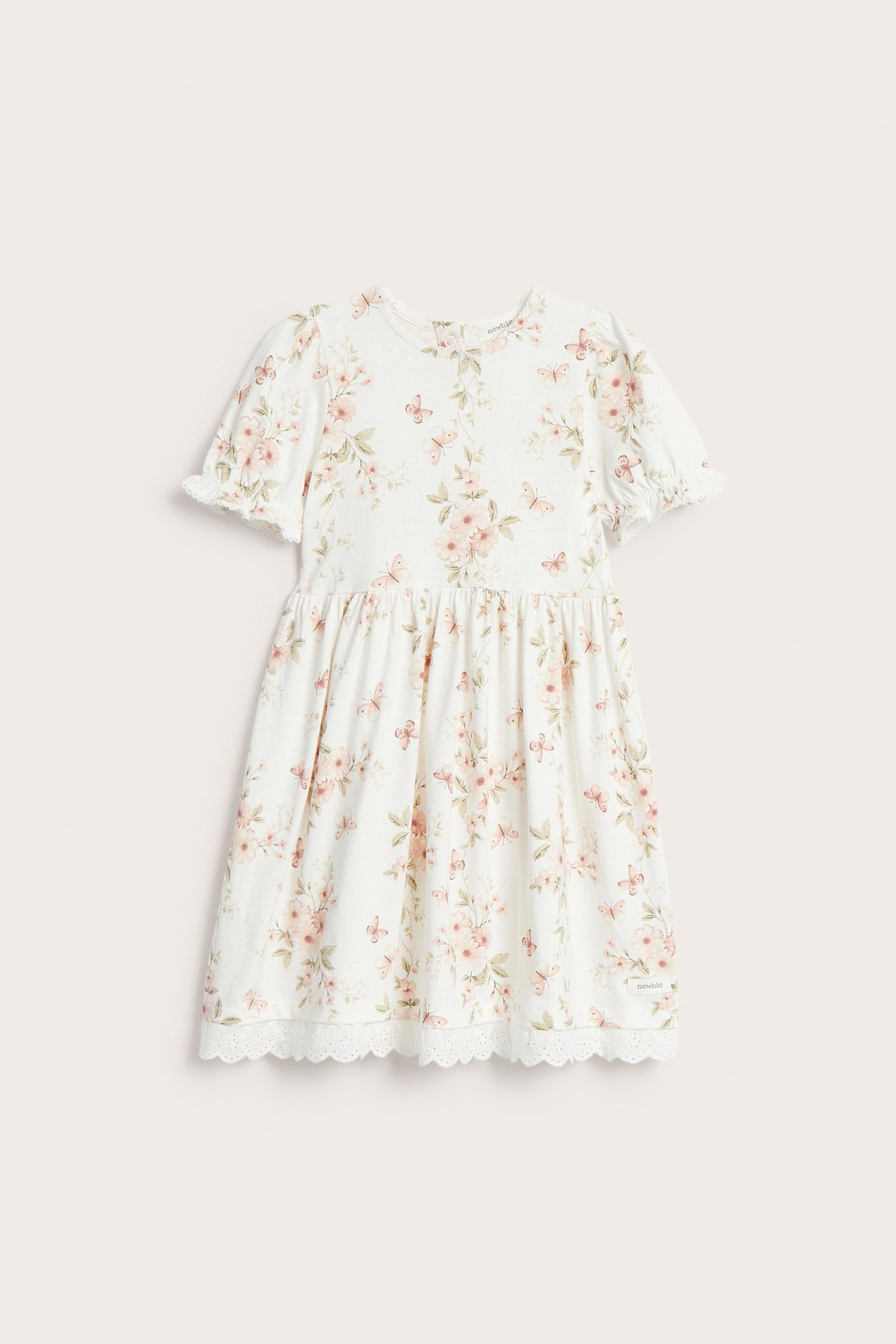 Vorderansicht: Cremefarbenes Kinder-Baumwoll-Jerseykleid mit Blumen- und Schmetterlingsmuster, Puffärmeln und Spitzenborte.