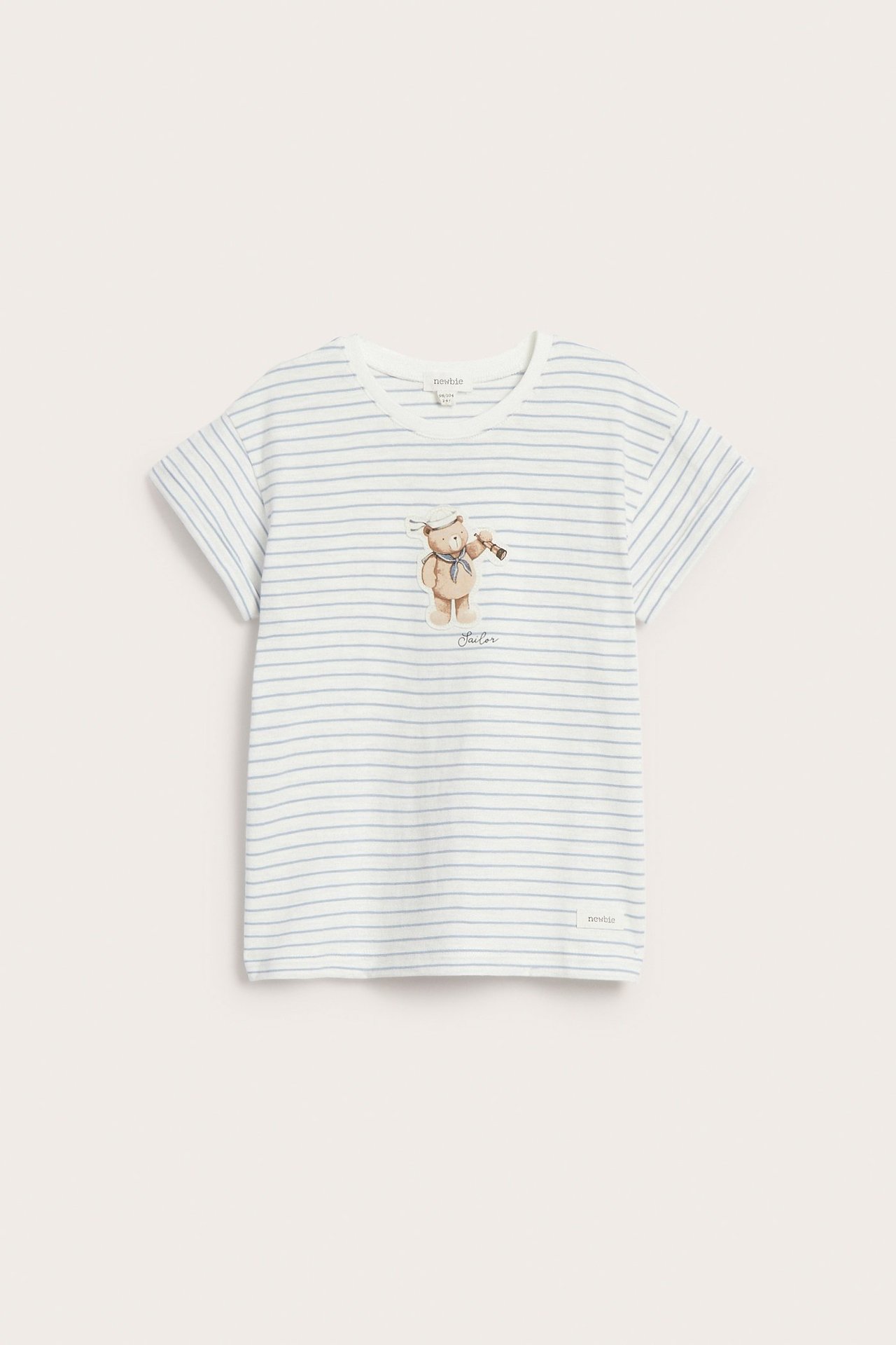 Vorderansicht: Kinder-T-Shirt in Off-White mit hellblauen Streifen und einer Seemann-Teddybär-Applikation.