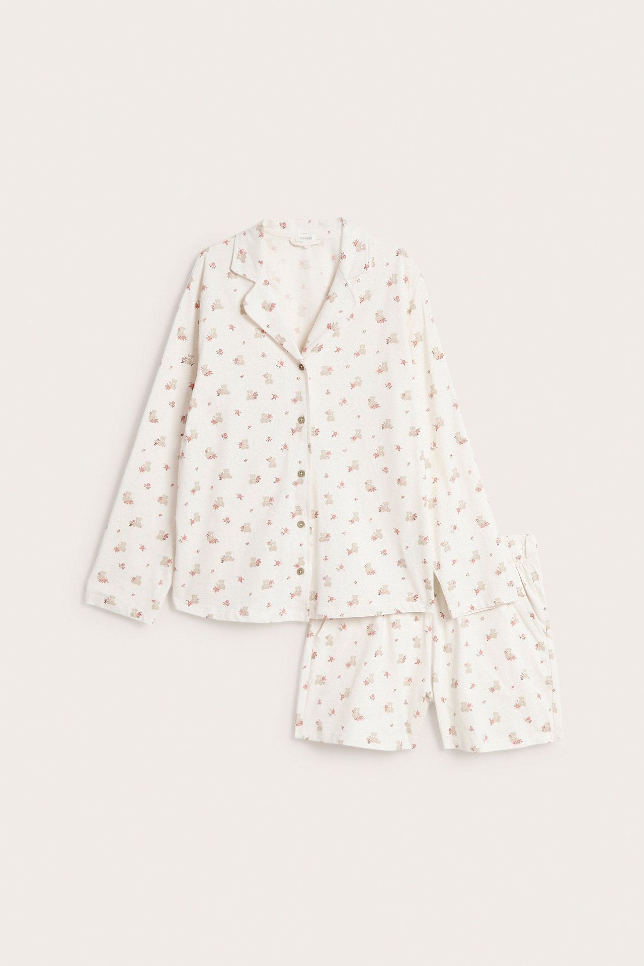 Vorderansicht: Offwhite geblümter Jersey-Pyjama mit Knopfleisten-Oberteil und passenden Shorts.