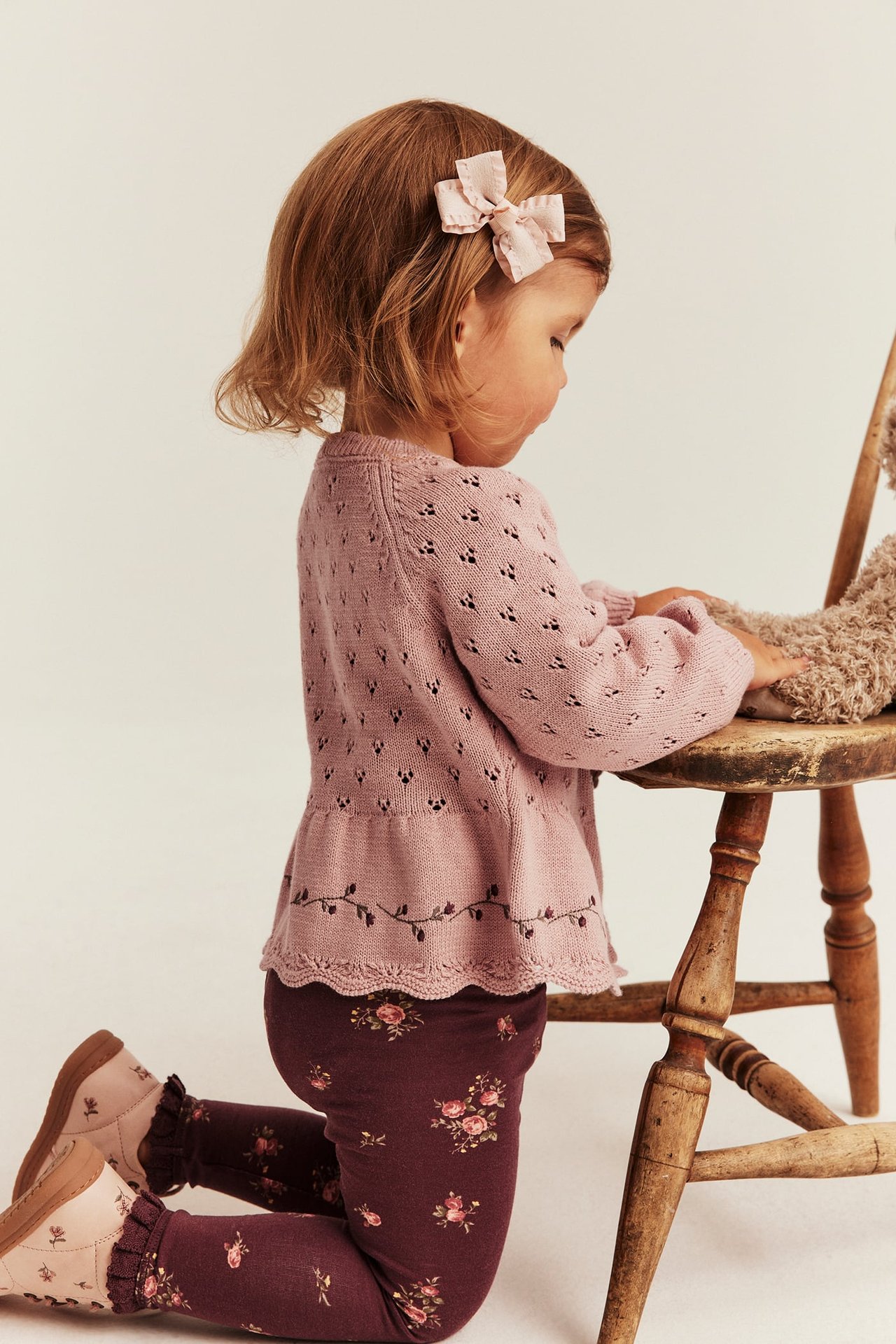 Gestrickte Strickjacke mit Blumen