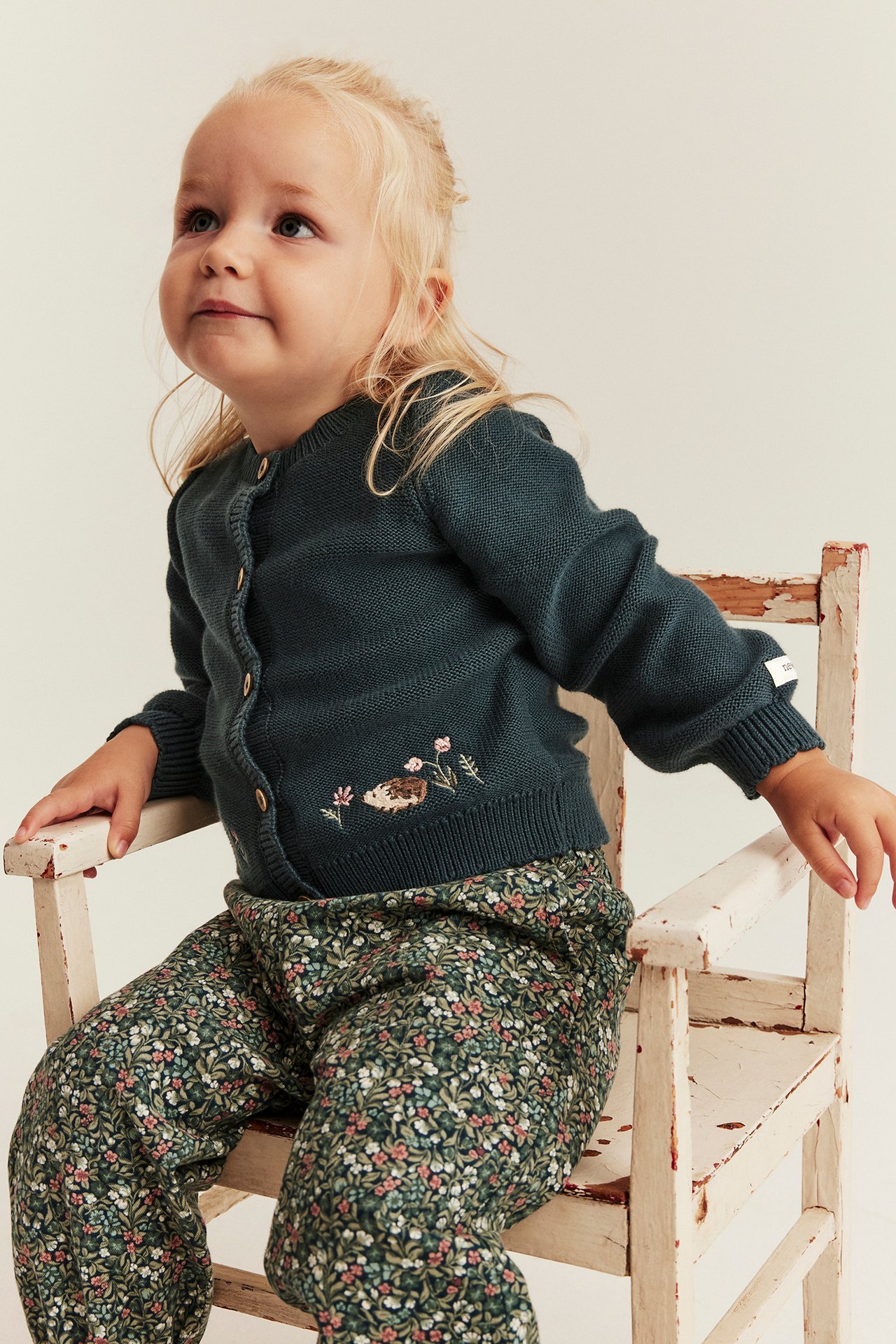 Strickjacke mit aufgestickten Tieren