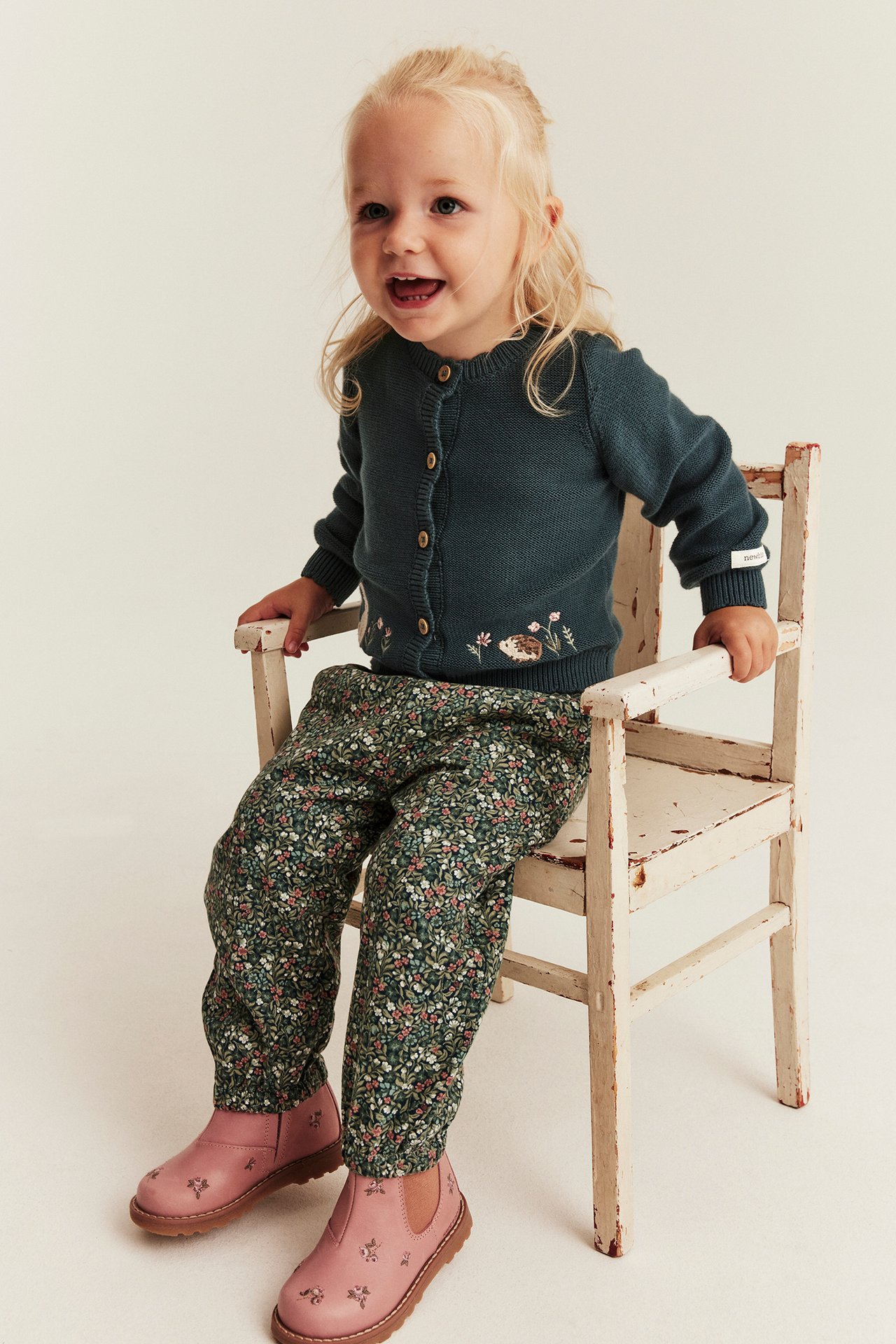 Strickjacke mit aufgestickten Tieren