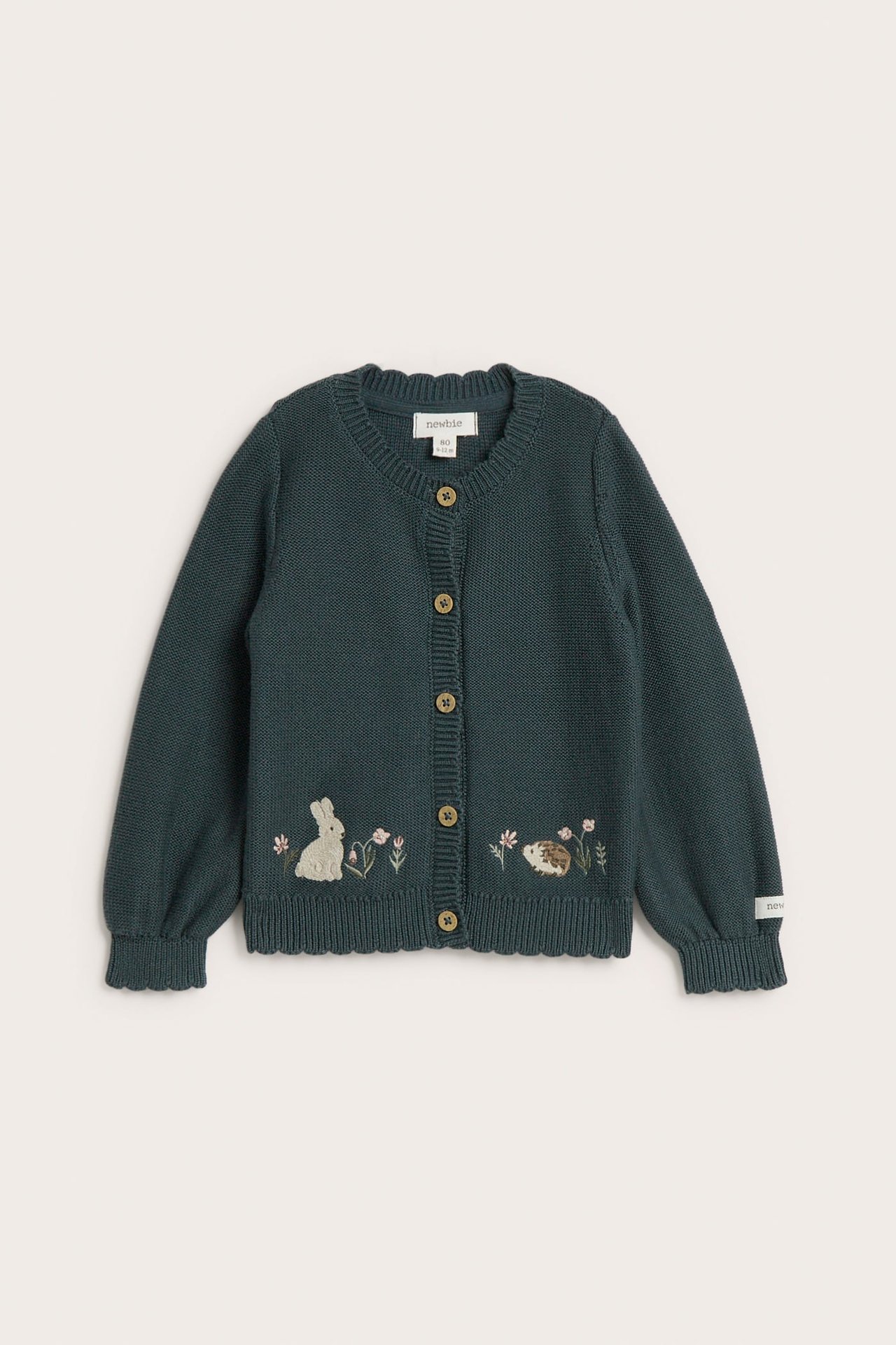 Vorderansicht einer dunkelgrünen Strickjacke für Kinder mit Hase- und Igelstickerei.
