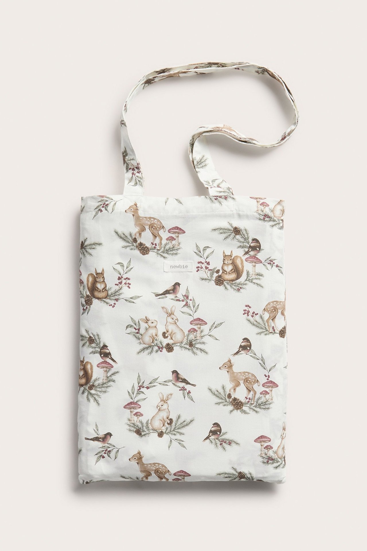 Vorderansicht: Cremeweiße Baumwolltasche für Bettwäsche, mit Weihnachtsmotiv von Waldtieren und Pilzen.