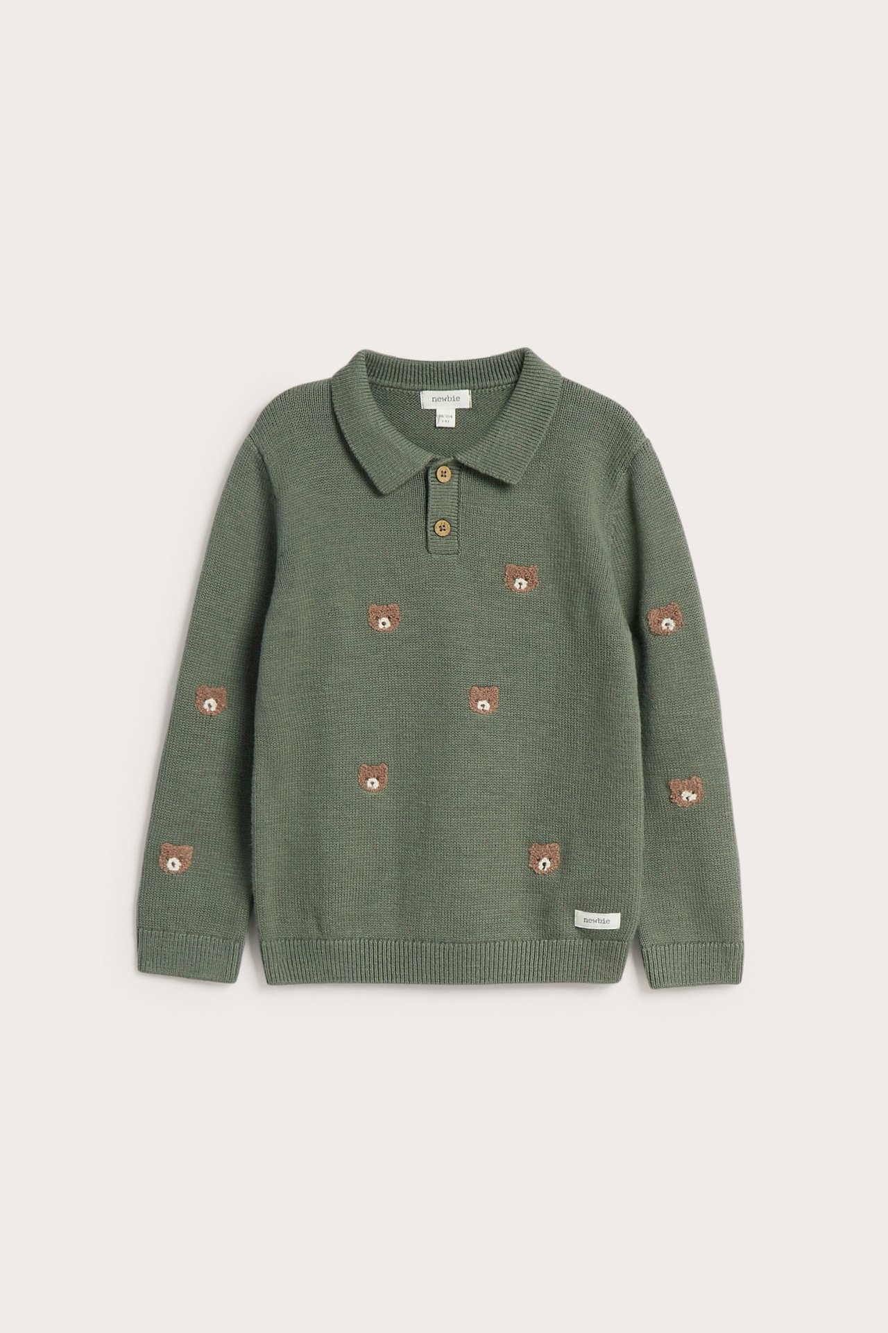 Vorderansicht eines grünen Kinder-Strickpoloshirts mit Bärenstickereien und zwei Knöpfen.