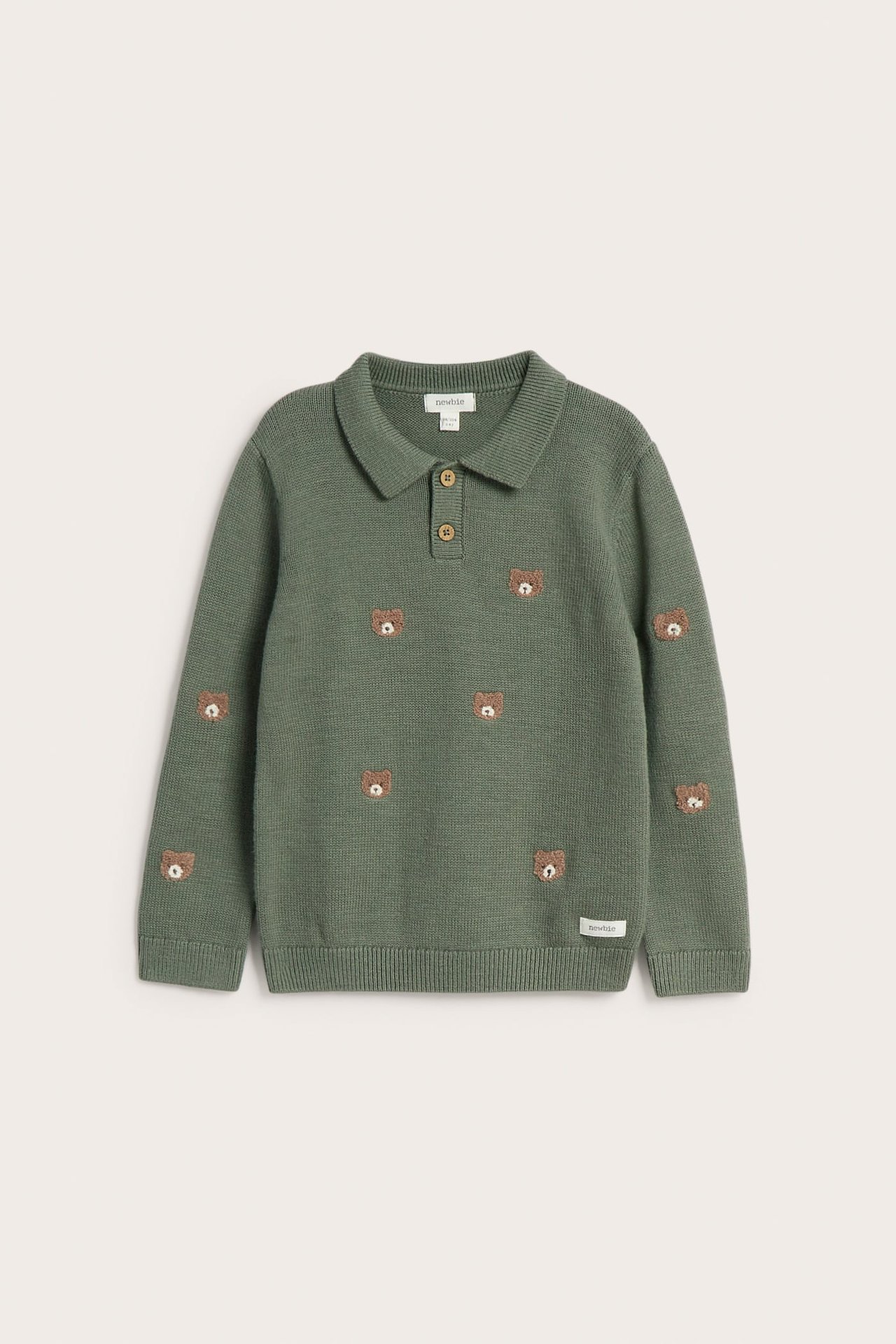 Vorderansicht eines grünen Kinder-Strickpoloshirts mit Bärenstickereien und zwei Knöpfen.