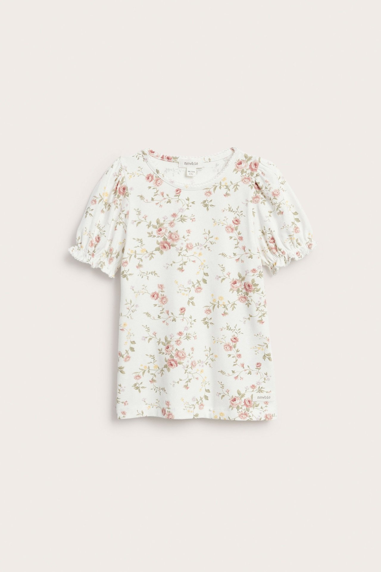 Vorderansicht: Cremefarbenes, geblümtes Kinder-Jerseytop mit kurzen Puffärmeln und Gummizug.