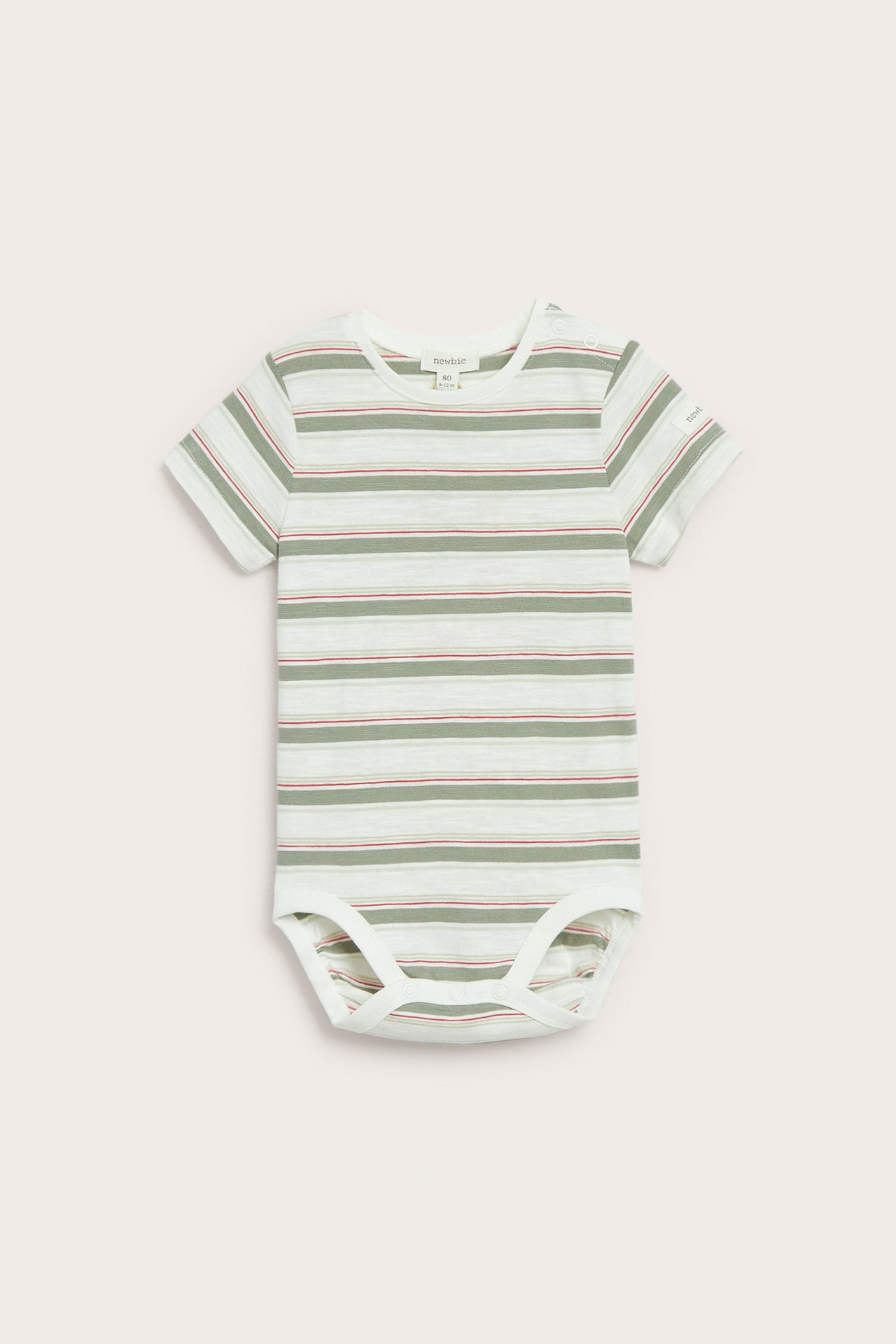 Vorderansicht eines cremeweißen Baby-Kurzarmbodys mit grünen und roten Querstreifen, Druckknöpfe.