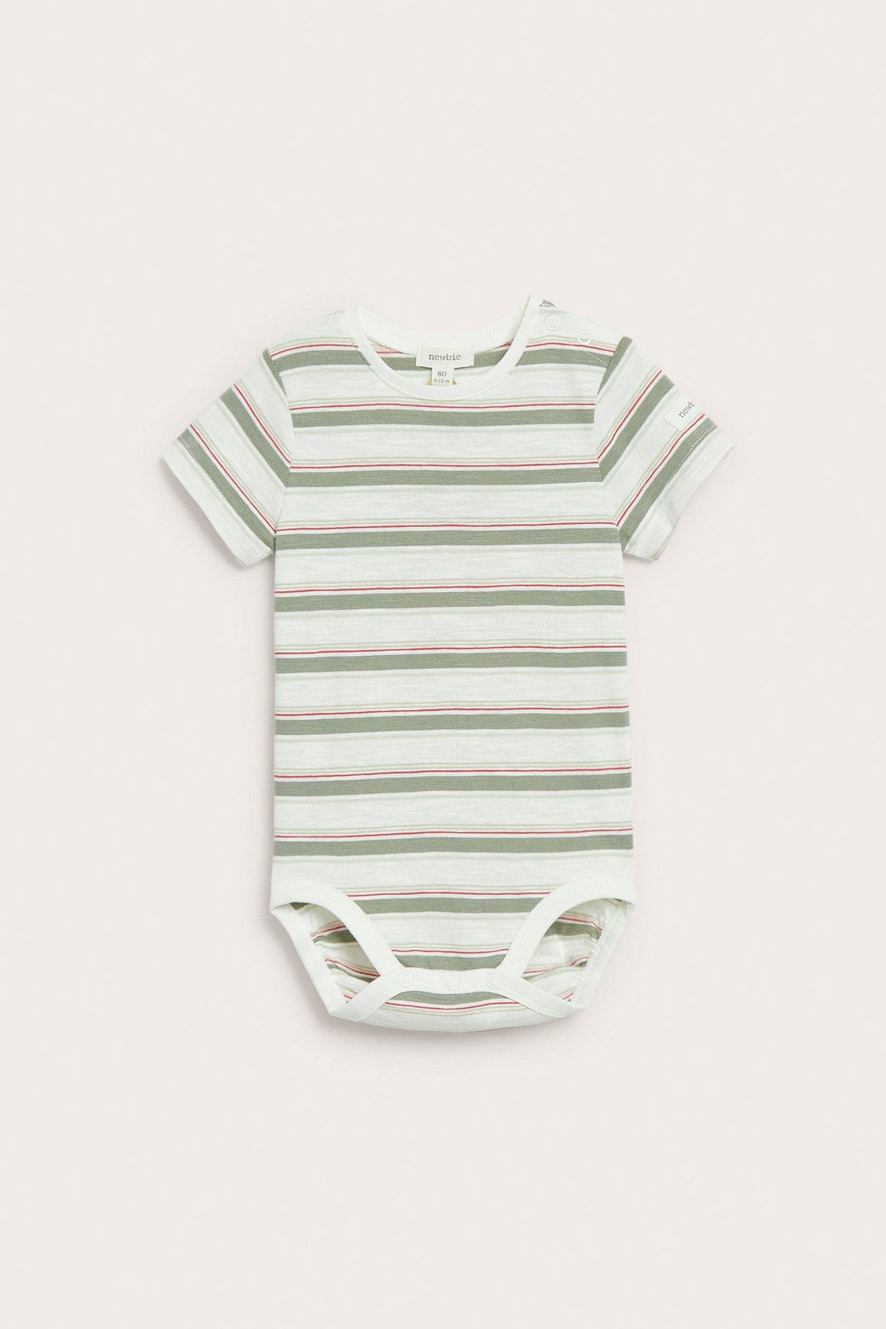Vorderansicht eines cremeweißen Baby-Kurzarmbodys mit grünen und roten Querstreifen, Druckknöpfe.