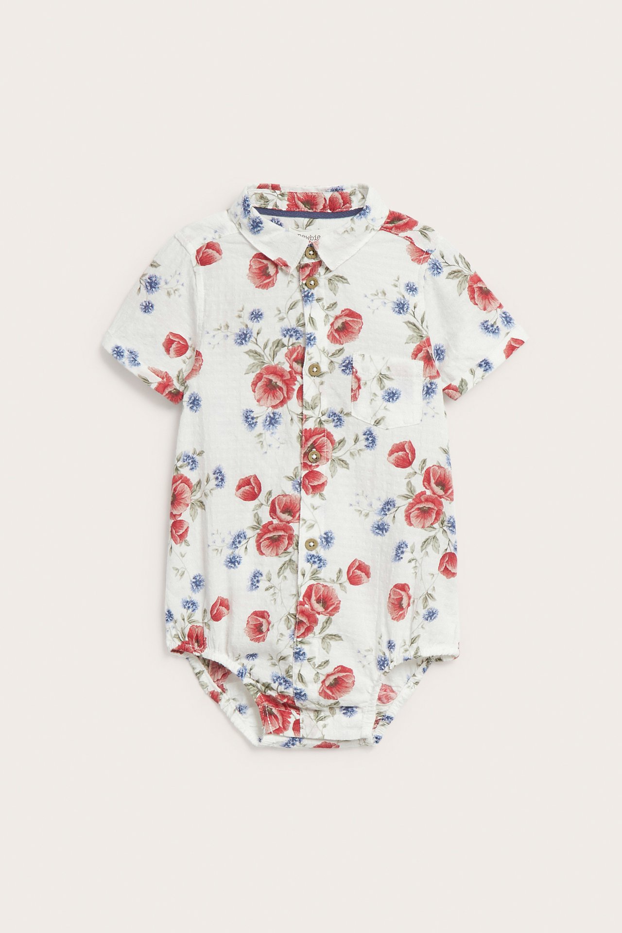 Vorderansicht: Off-white kurzärmeliger Baby-Baumwoll-Hemdbodysuit mit rotem und blauem Blumenmuster, Knöpfen und Druckknöpfen.