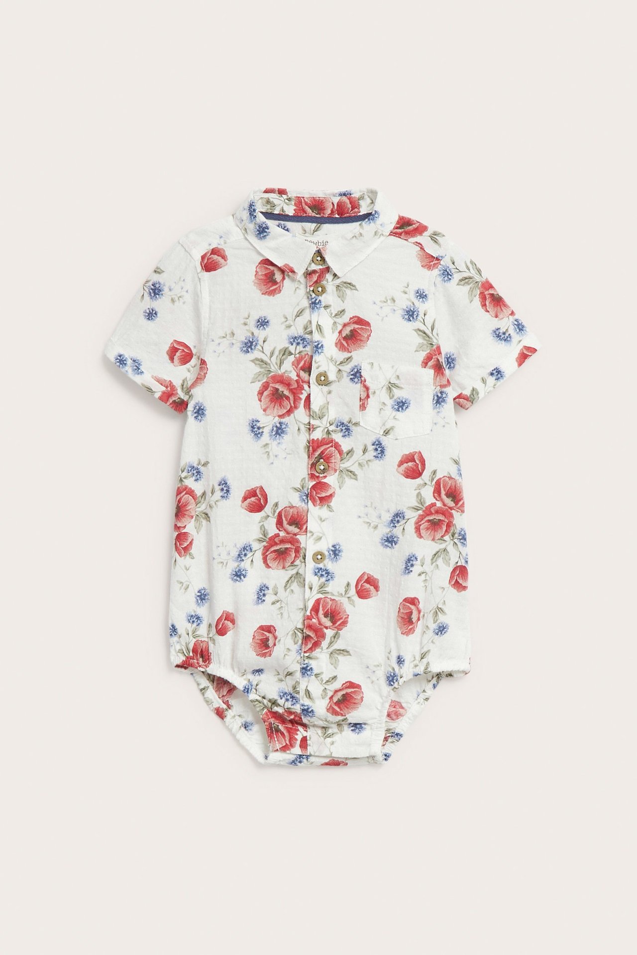 Vorderansicht: Off-white kurzärmeliger Baby-Baumwoll-Hemdbodysuit mit rotem und blauem Blumenmuster, Knöpfen und Druckknöpfen.