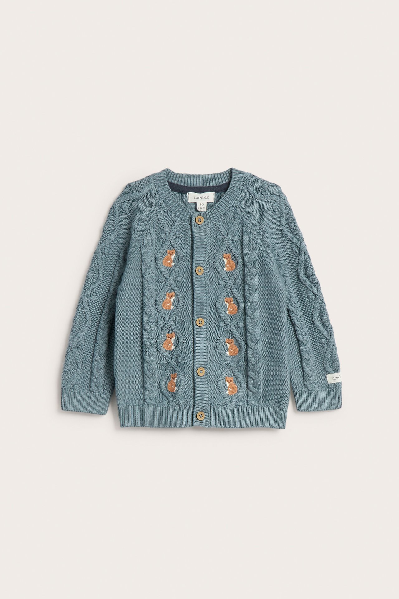 Vorderansicht einer blauen gestrickten Baby-Strickjacke mit Fuchsembroderie und Holzknöpfen.
