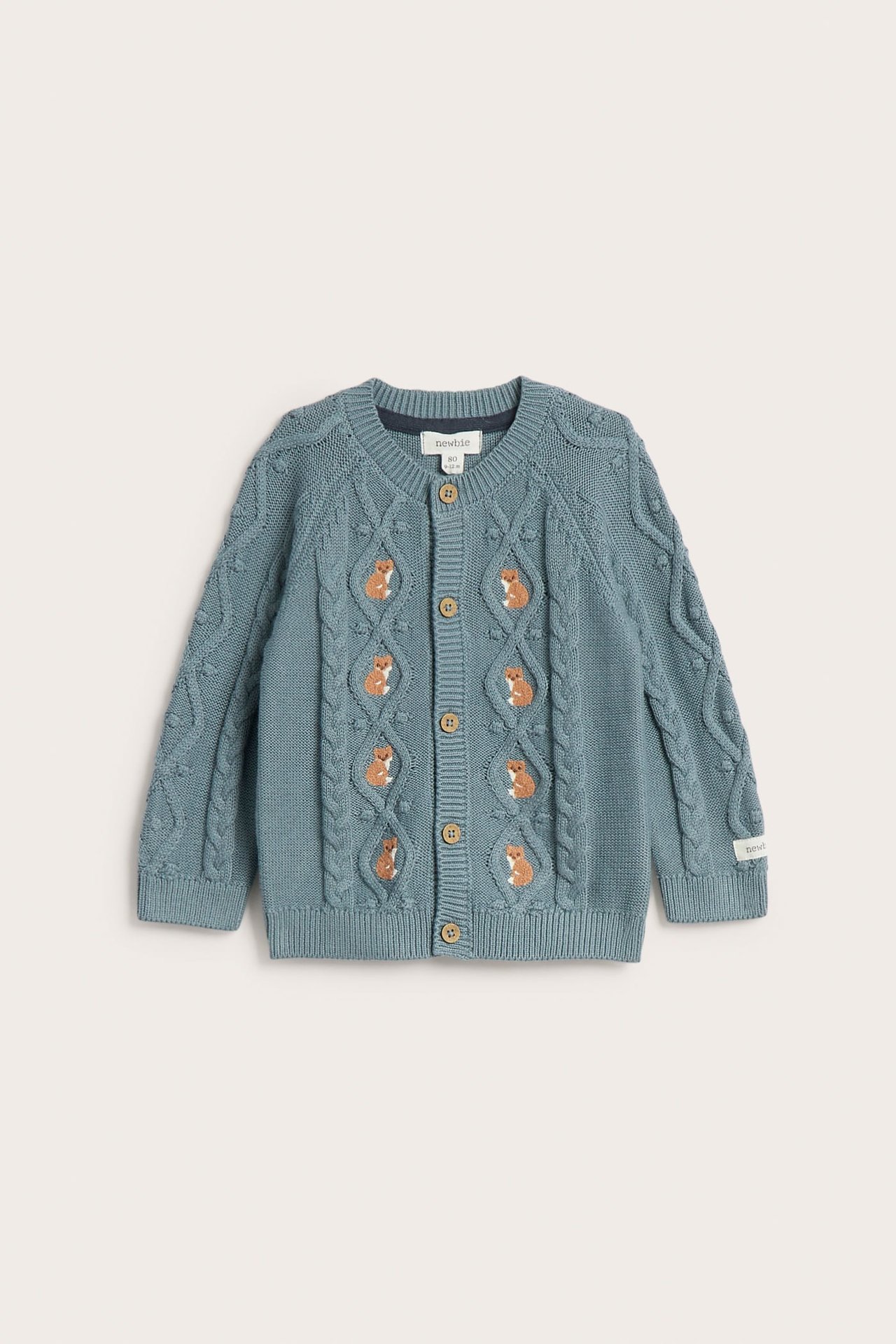 Vorderansicht einer blauen gestrickten Baby-Strickjacke mit Fuchsembroderie und Holzknöpfen.