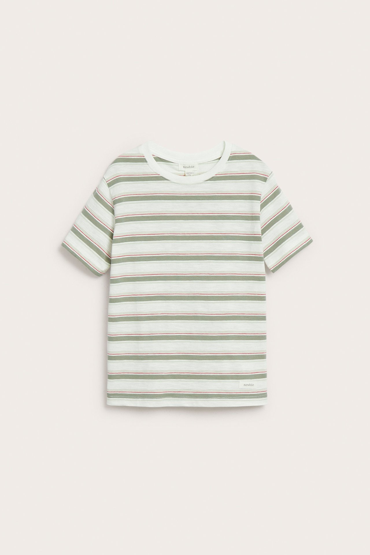 Vorderansicht: Gestreiftes cremeweißes Kinder-T-Shirt aus Slub-Baumwolle mit kurzen Ärmeln und umgeschlagenen Bündchen.