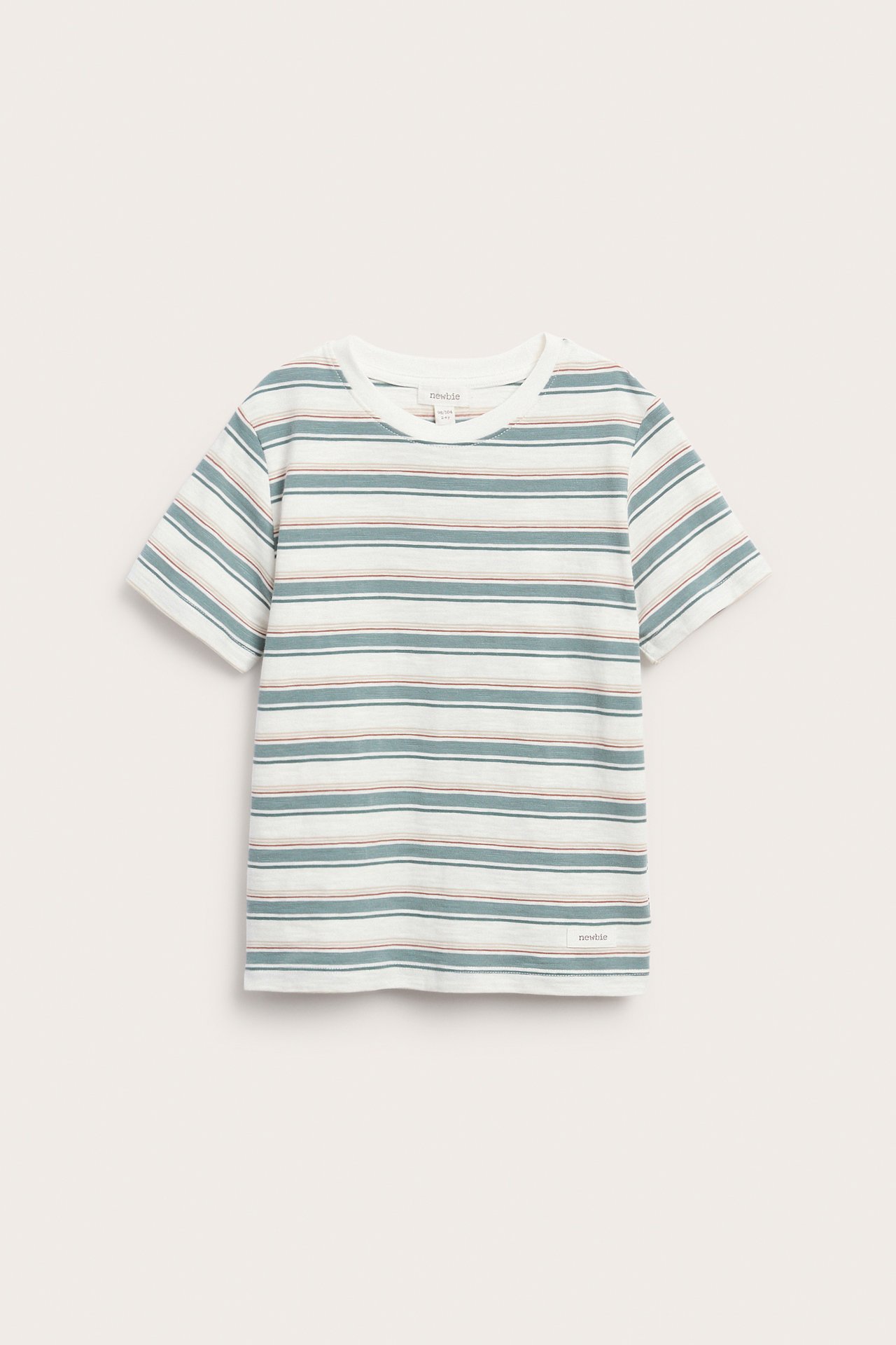 Vorderansicht eines gestreiften Kinder-T-Shirts aus off-weißem Slub-Baumwollstoff mit türkis-rosa Streifen und umgeschlagenen Ärmelbündchen.