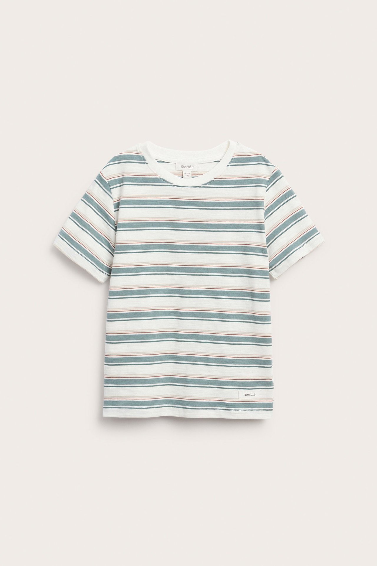 Vorderansicht eines gestreiften Kinder-T-Shirts aus off-weißem Slub-Baumwollstoff mit türkis-rosa Streifen und umgeschlagenen Ärmelbündchen.