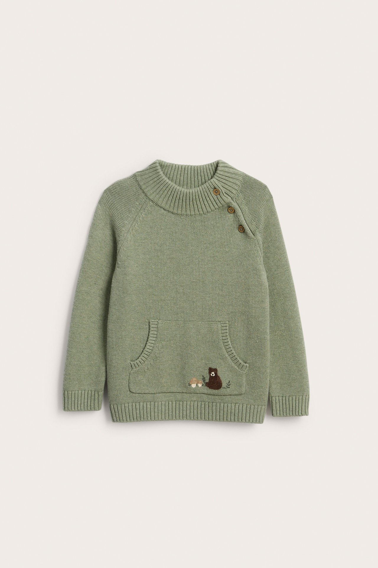 Vorderansicht eines grünen Kinderstrickpullovers mit Knopfkragen und einer Fronttasche mit Bärenstickerei.