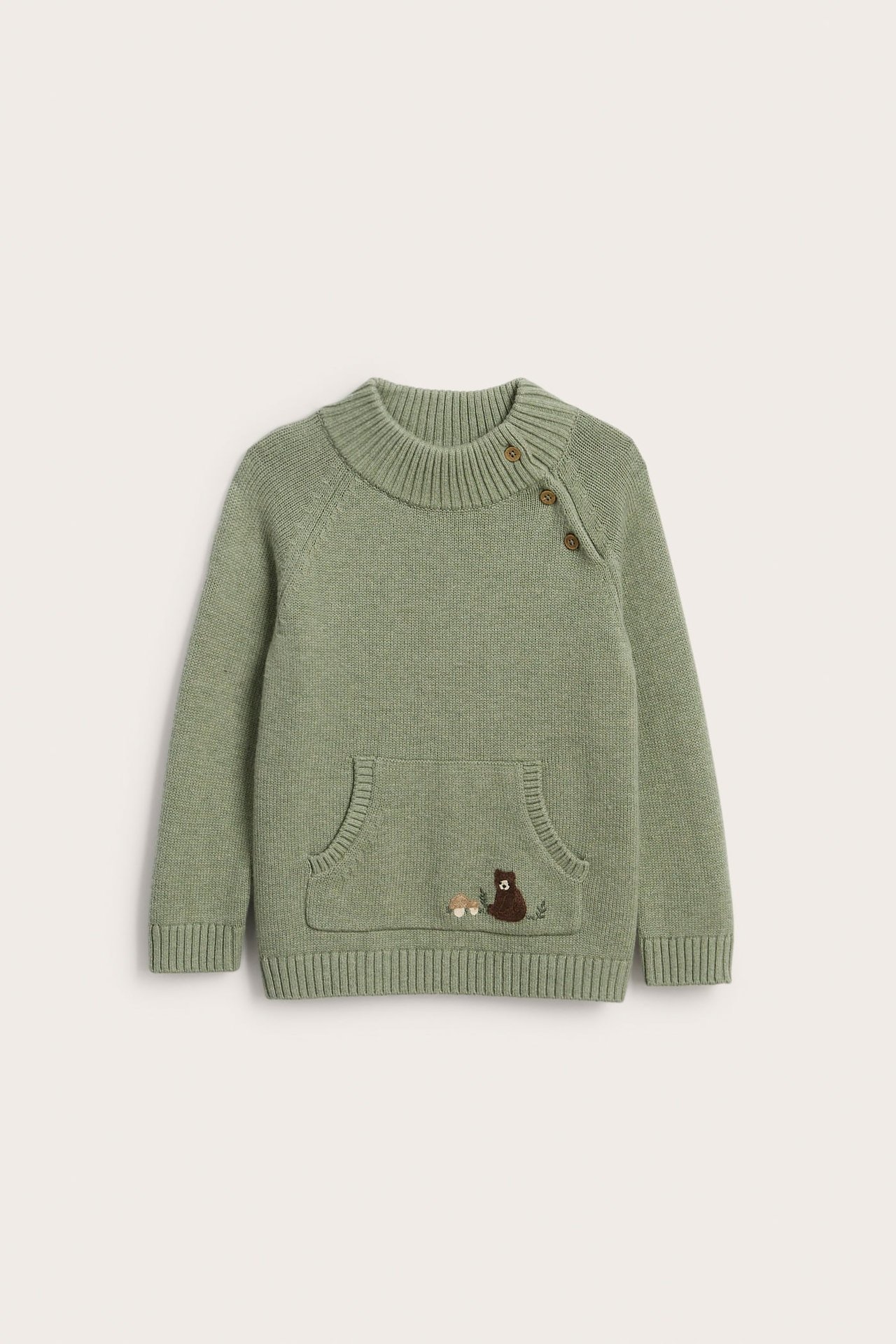 Vorderansicht eines grünen Kinderstrickpullovers mit Knopfkragen und einer Fronttasche mit Bärenstickerei.