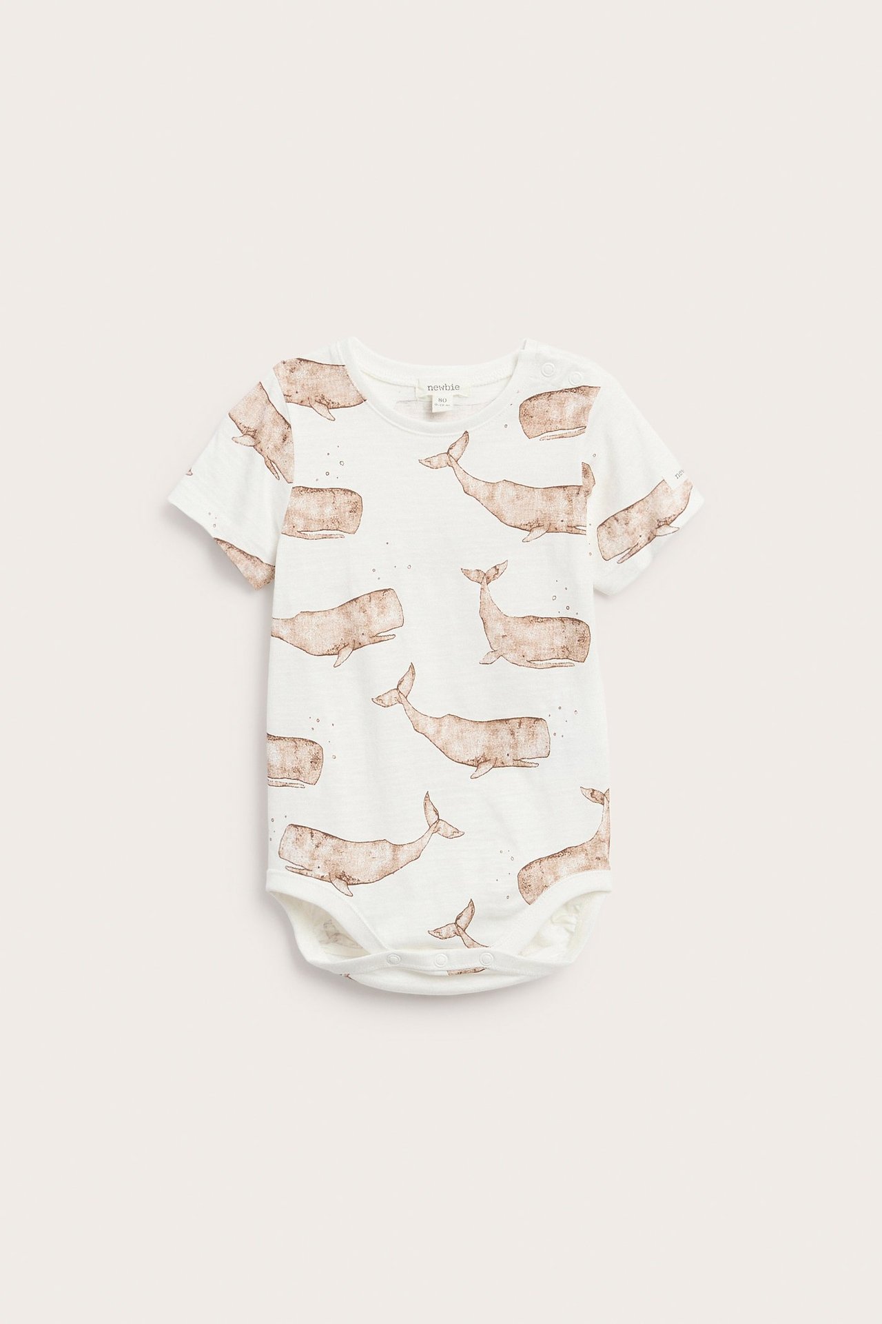 Vorderansicht eines cremefarbenen Baby-Kurzarmbodys aus Baumwolle mit braunem Walmuster und Druckknöpfen.