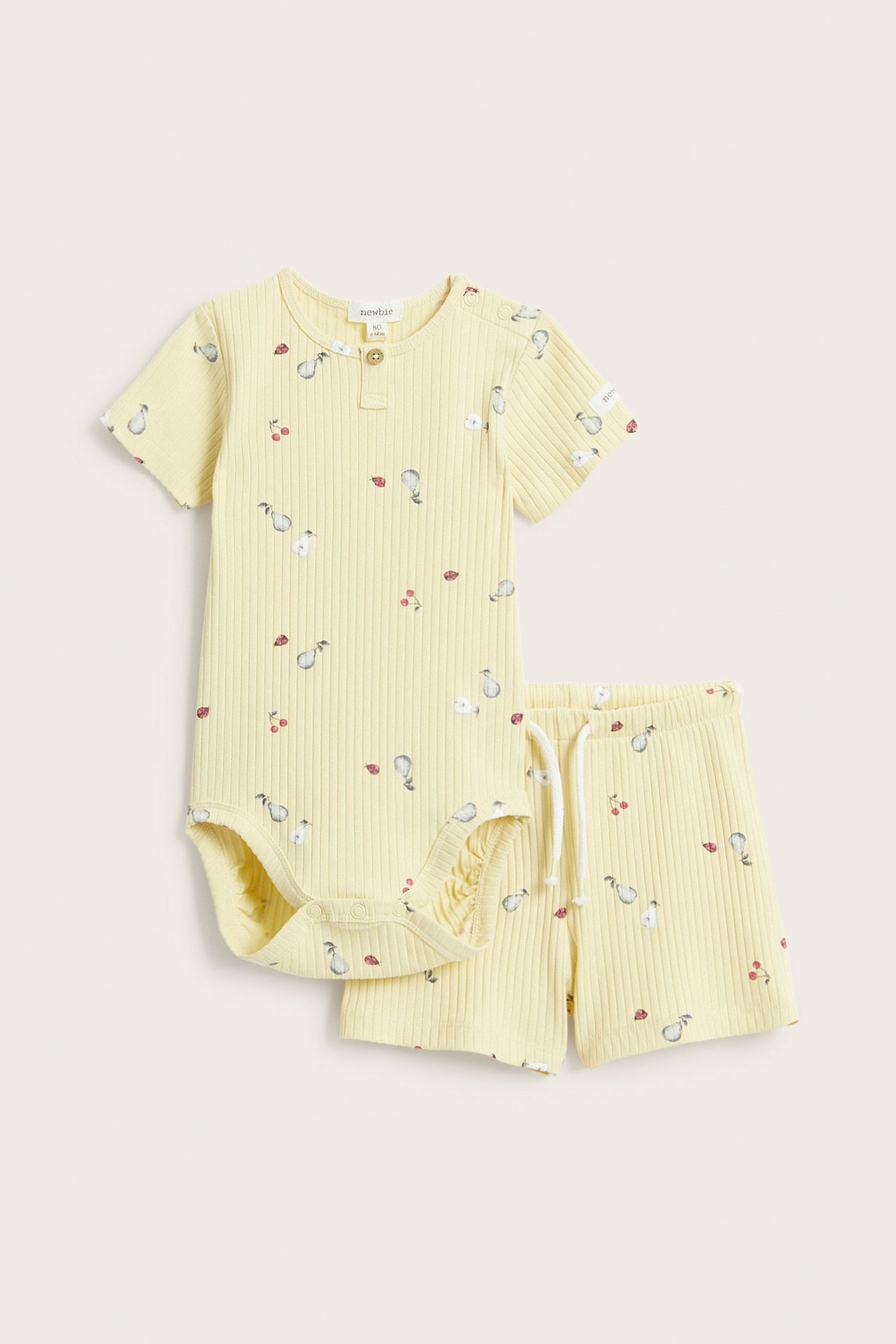 Vorderansicht: Gemustertes gelbes geripptes Babyset, kurzärmeliger Body und passende Shorts.