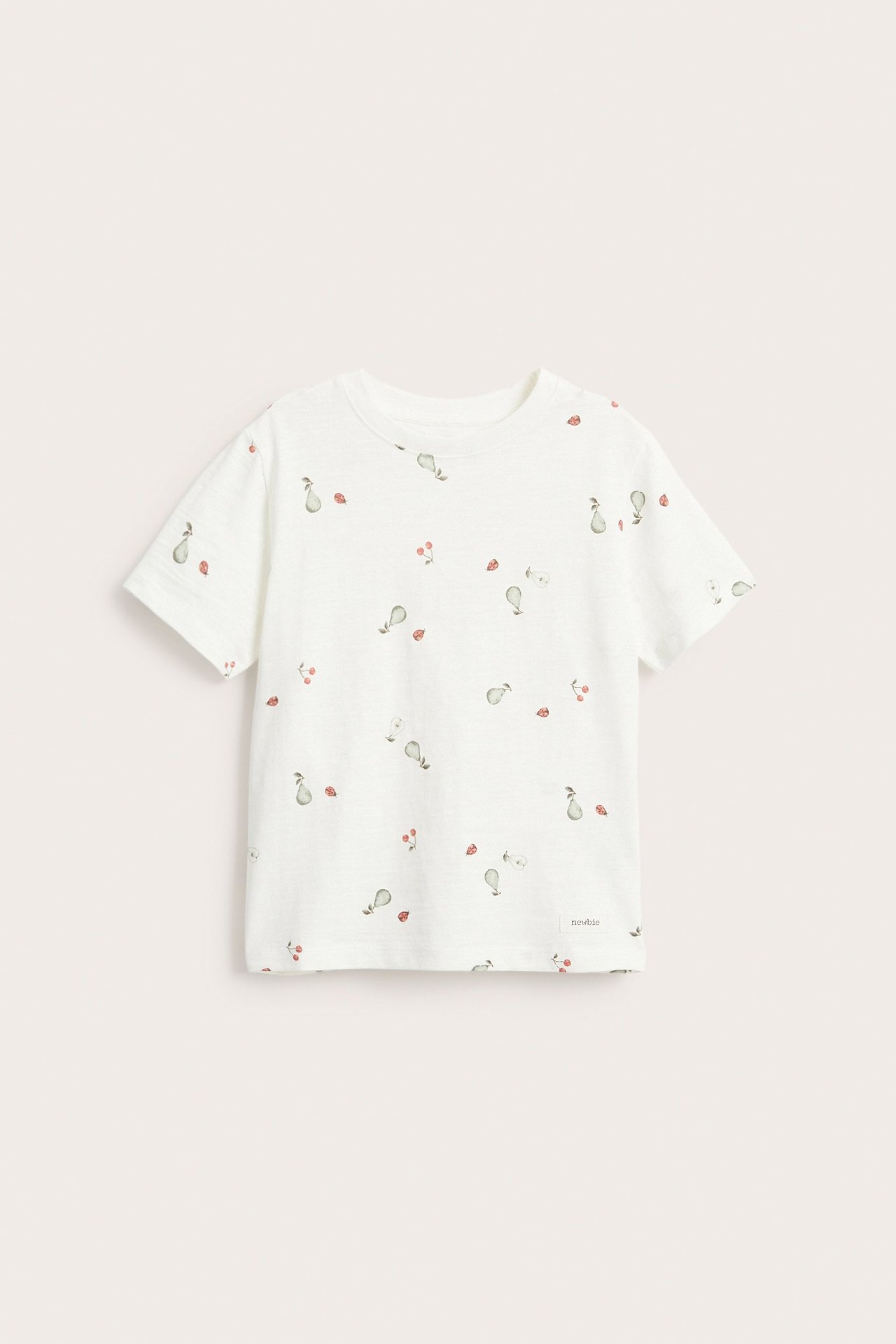 Vorderansicht: Offwhite Kinder-T-Shirt mit kurzen Ärmeln und Birnen-, Kirsch-, Marienkäfer-Print.