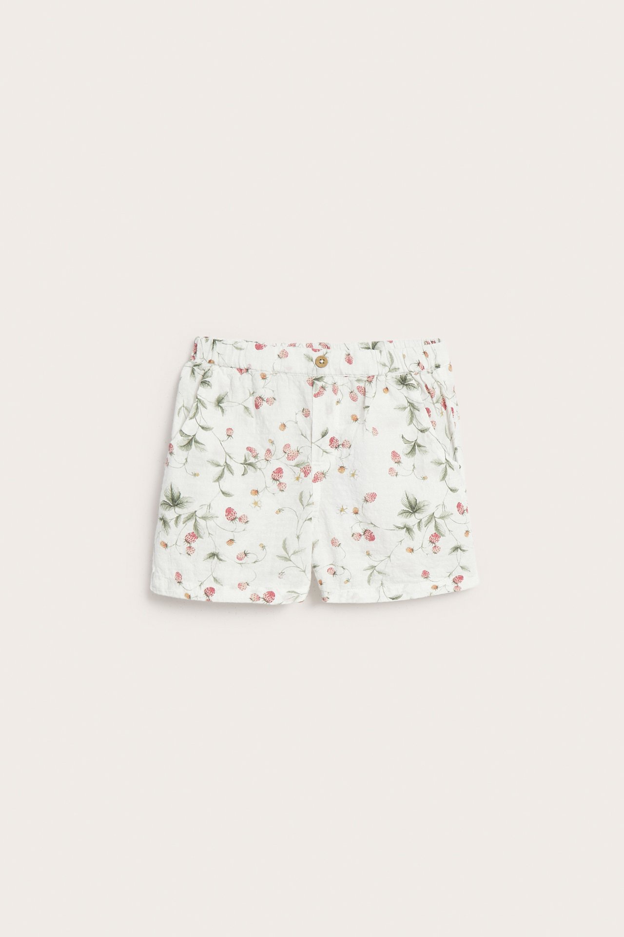Vorderansicht von off-white gewebten Baumwollshorts mit Erdbeermuster, Gummibund und Zierknopf.