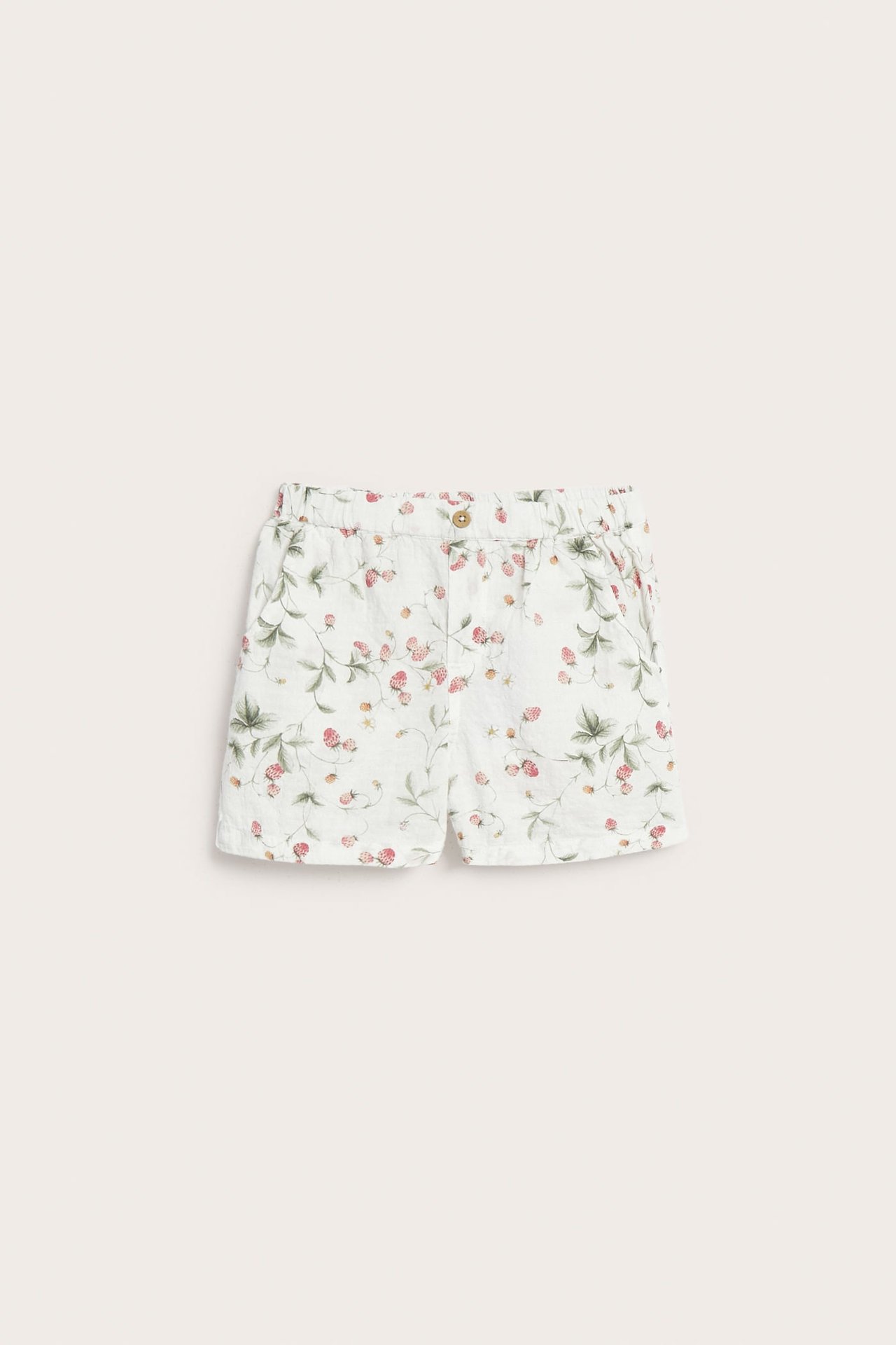 Vorderansicht von off-white gewebten Baumwollshorts mit Erdbeermuster, Gummibund und Zierknopf.