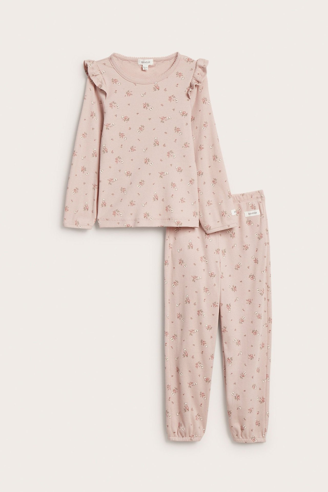 Vorderansicht: Kinder-Pyjama-Set aus rosa geripptem Jersey mit Blumenmuster, Rüschen an Schultern und Bündchen.