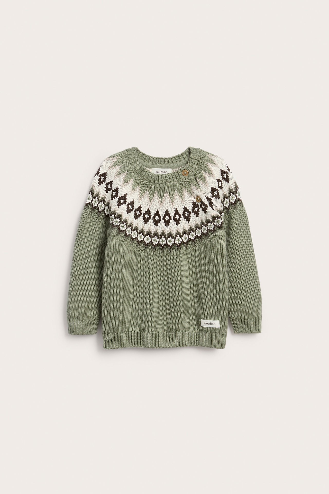 Vorderansicht eines grünen Babystrickpullovers mit Fair Isle-Musterpasse und Schulterknöpfen.