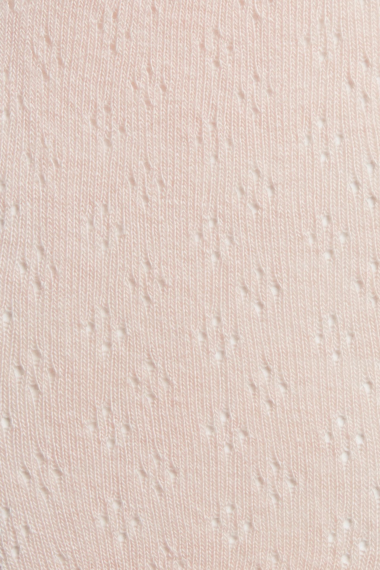 Nahaufnahme hellrosa gestrickter Strumpfhosen mit Lochmuster.