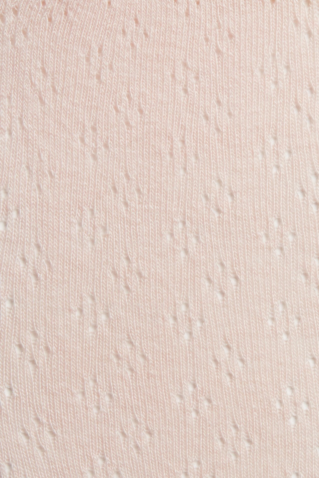 Nahaufnahme von hellrosa Strumpfhosengewebe mit zartem Lochmuster.