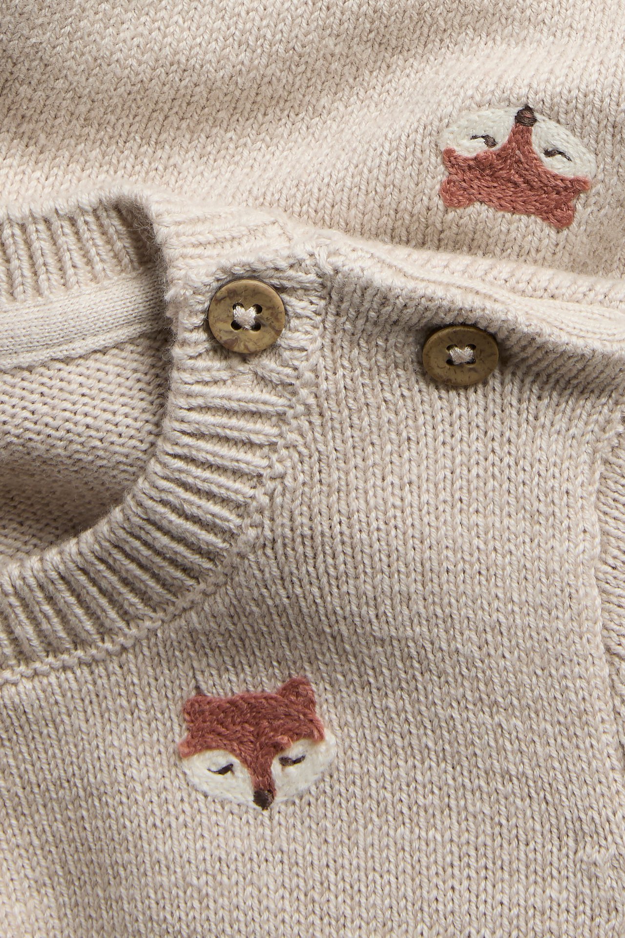 Strickpullover mit aufgestickten Füchsen