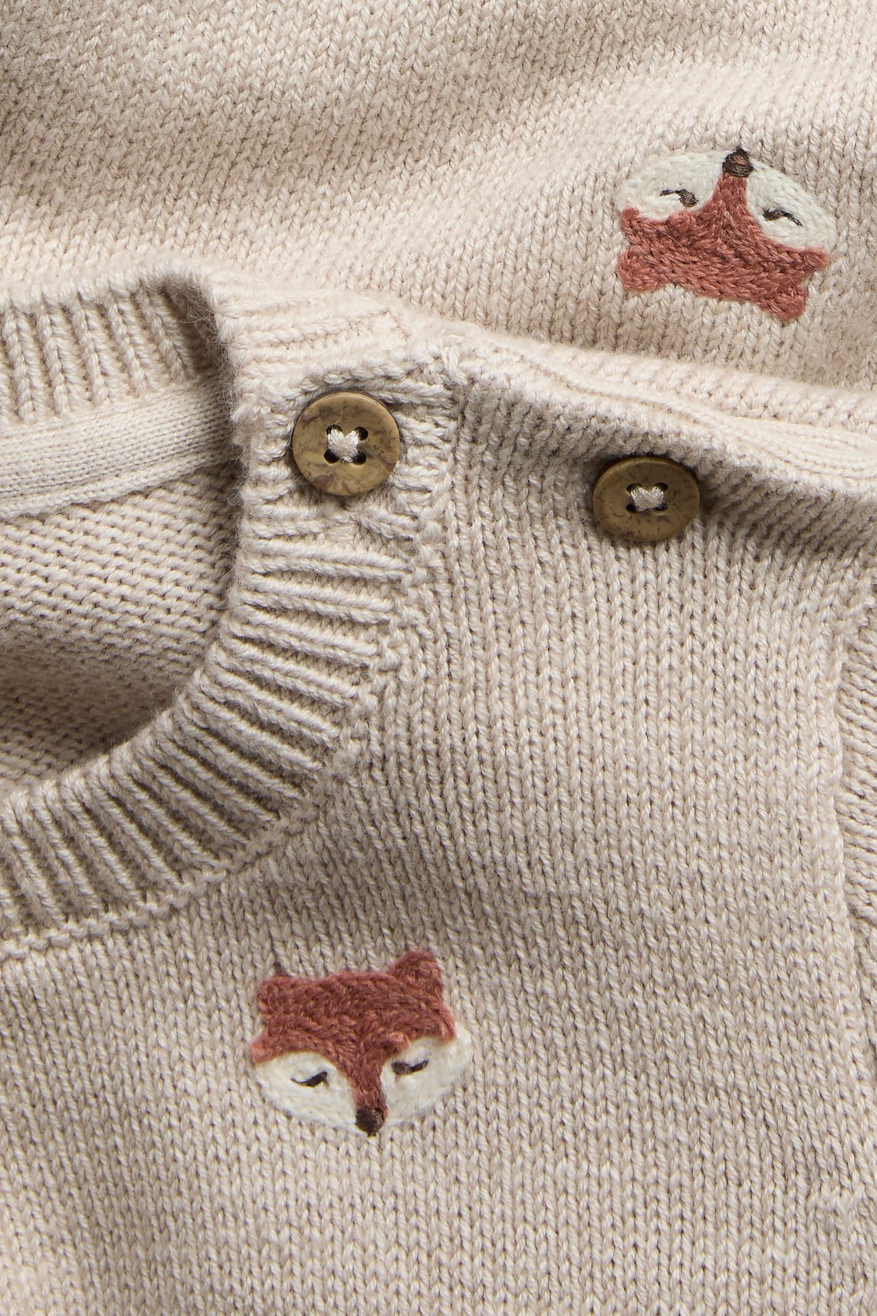 Strickpullover mit aufgestickten Füchsen