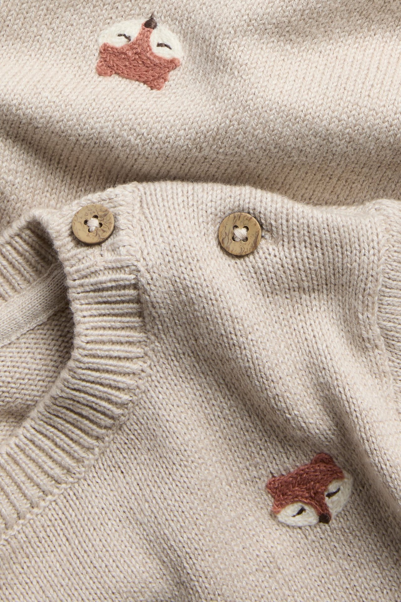 Strickpullover mit aufgestickten Füchsen
