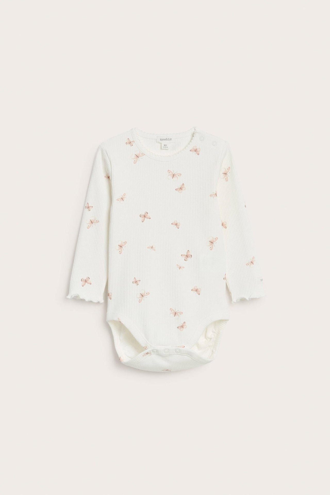 Vorderansicht: Off-weißer gerippter Baby-Body mit Schmetterlingsmuster, Picot-Ausschnitt und Druckknöpfen.