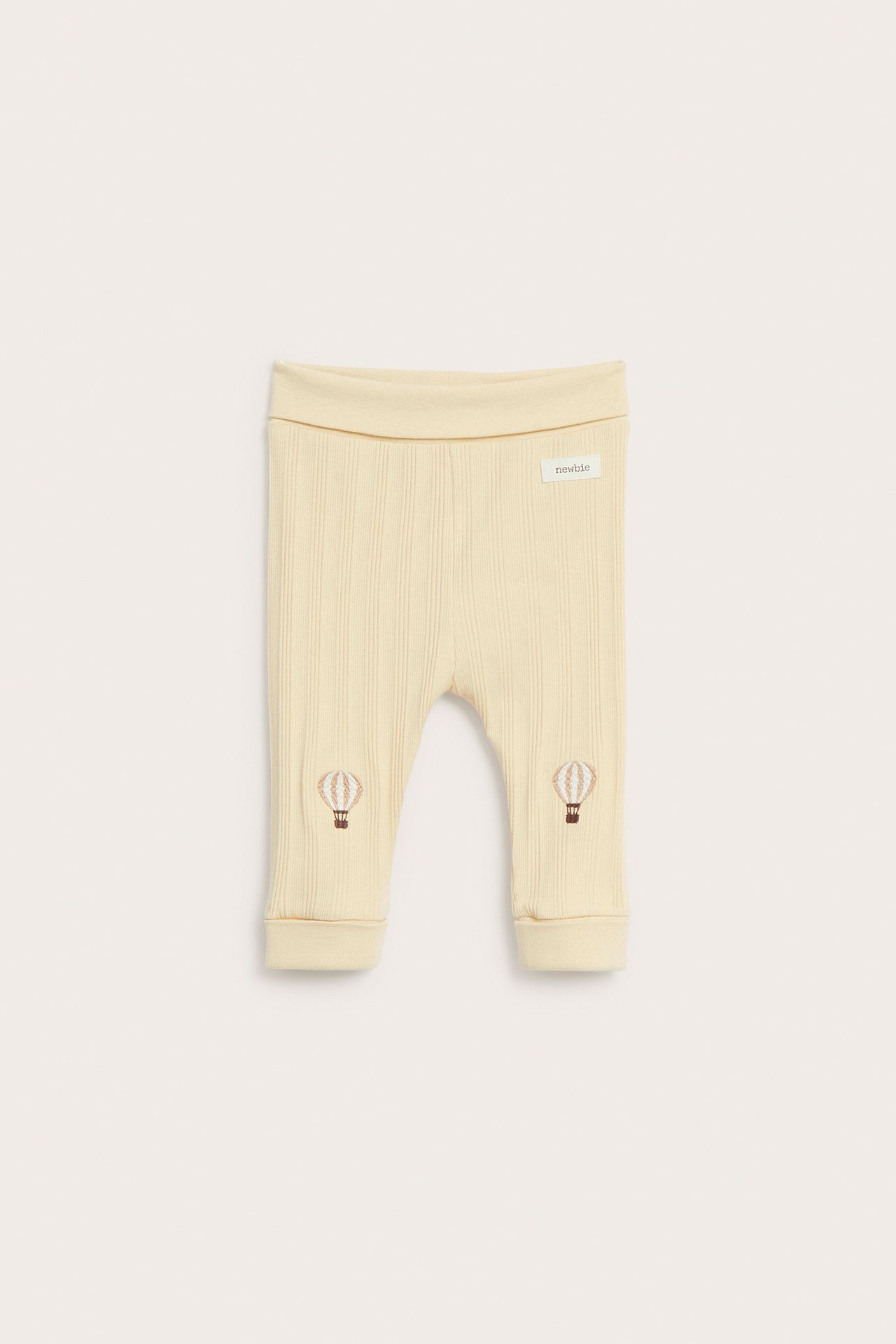 Vorderansicht gerippter Baby-Leggings in Hellgelb mit Heißluftballon-Stickerei.