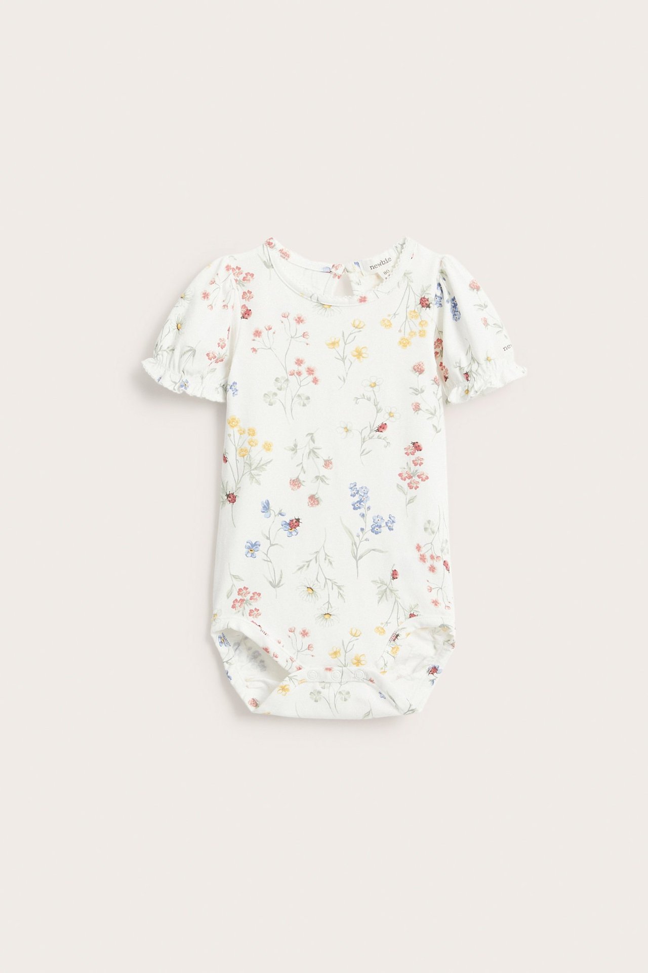 Vorderansicht: Off-white Baby-Jersey-Body mit kurzen Puffärmeln, farbenfrohem Blumen- und Marienkäferdruck.