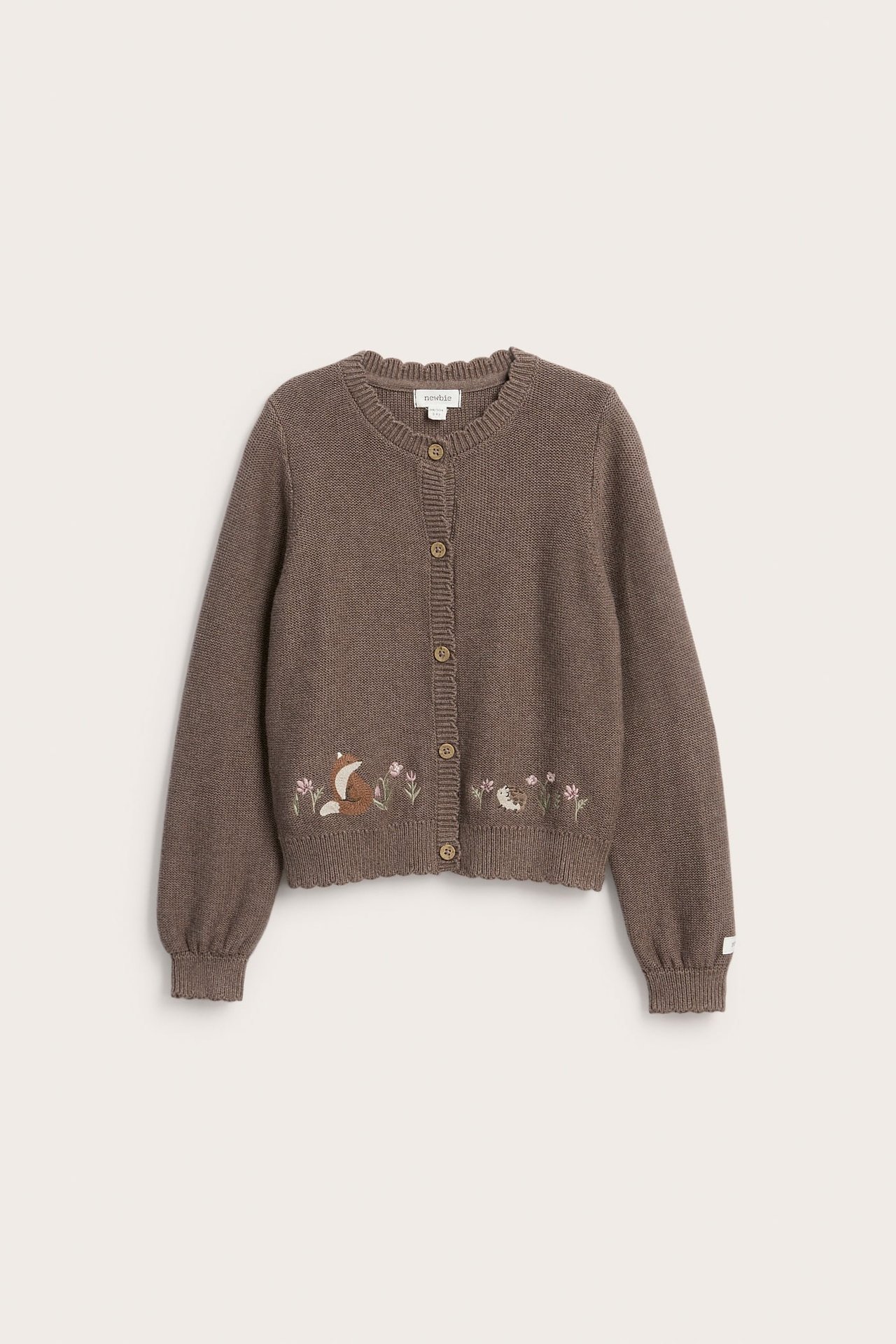 Vorderansicht, braune Strickjacke für Kinder mit gesticktem Fuchs, Igel und Blumen.