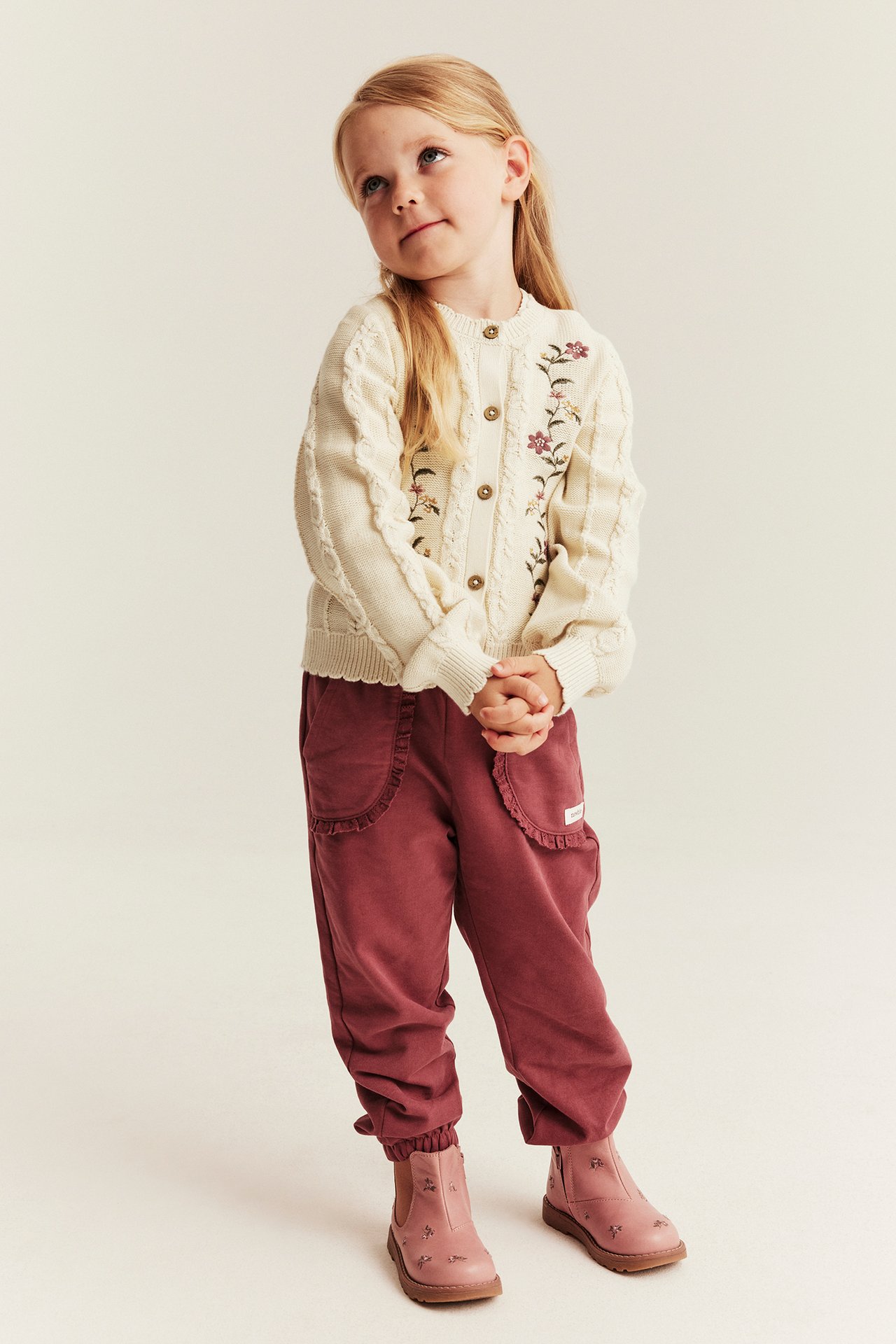 Knitted cardigan with embroidery