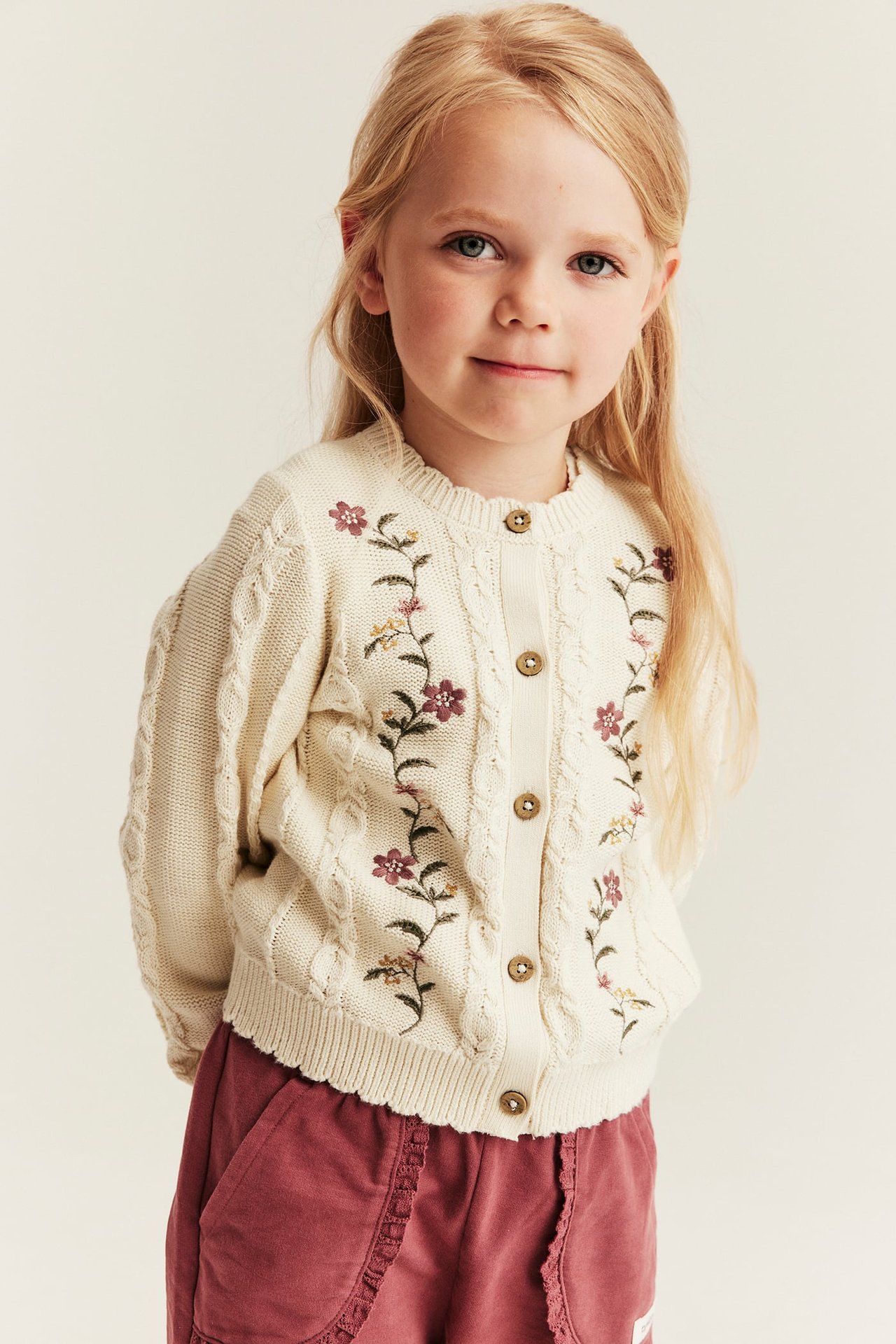 Knitted cardigan with embroidery