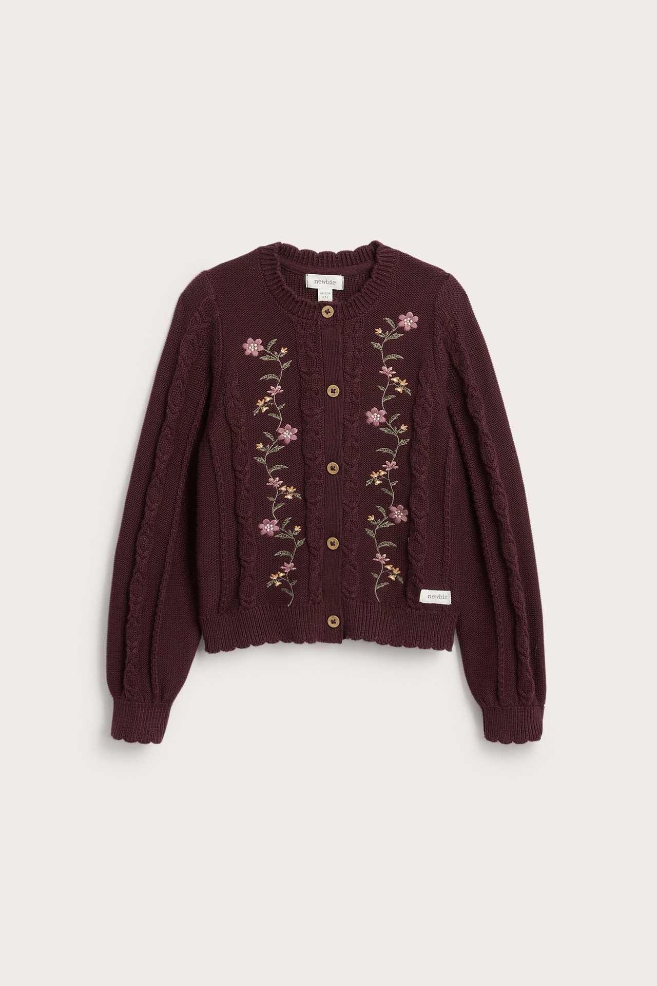 Vorderansicht einer burgunderfarbenen Strickjacke für Kinder mit Blumenstickerei und Holzknöpfen.