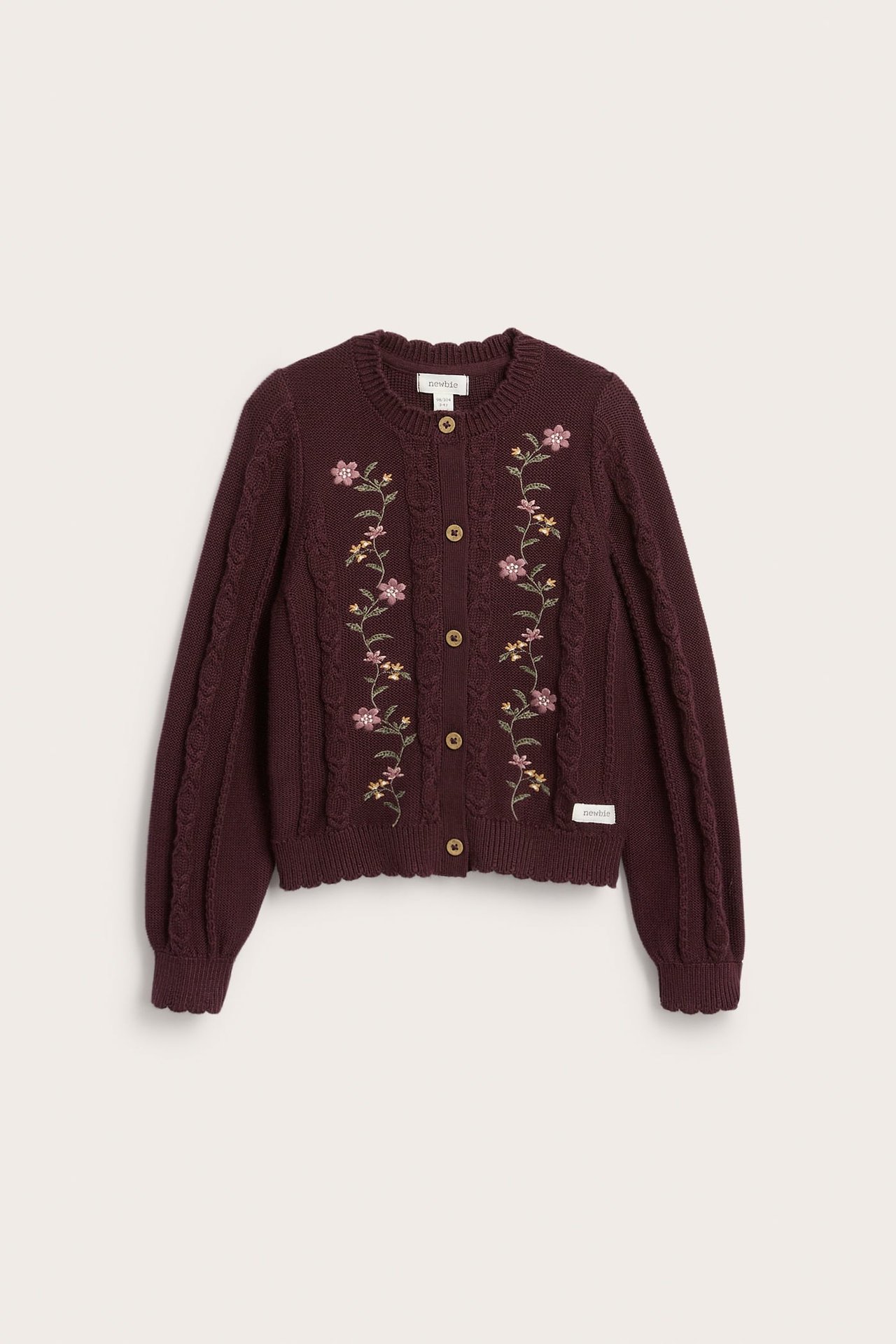 Vorderansicht einer burgunderfarbenen Strickjacke für Kinder mit Blumenstickerei und Holzknöpfen.