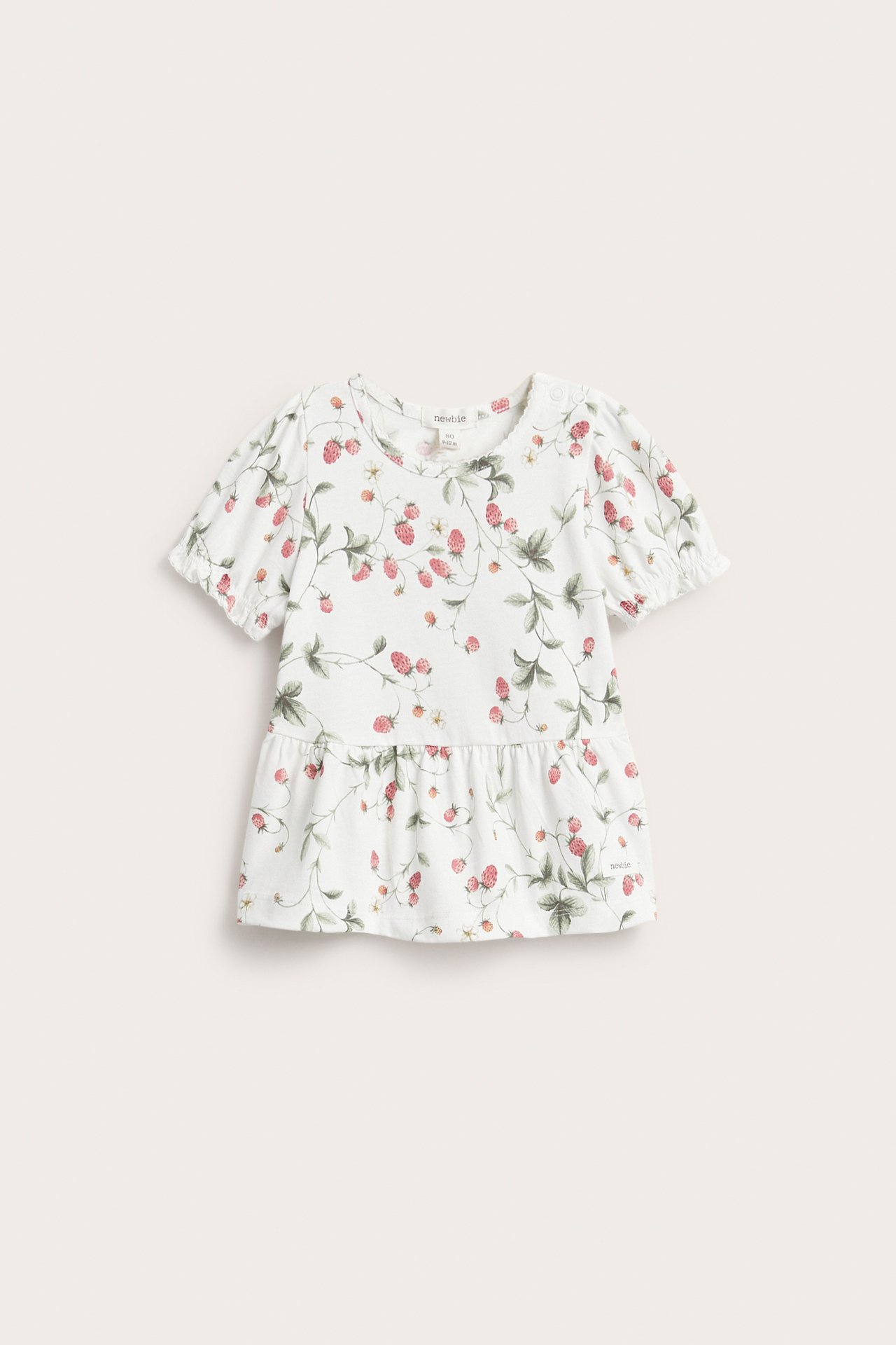 Vorderansicht: Off-white Baumwolljersey Peplum-Oberteil mit Puffärmeln, Schulter-Druckknopf und Erdbeermuster.