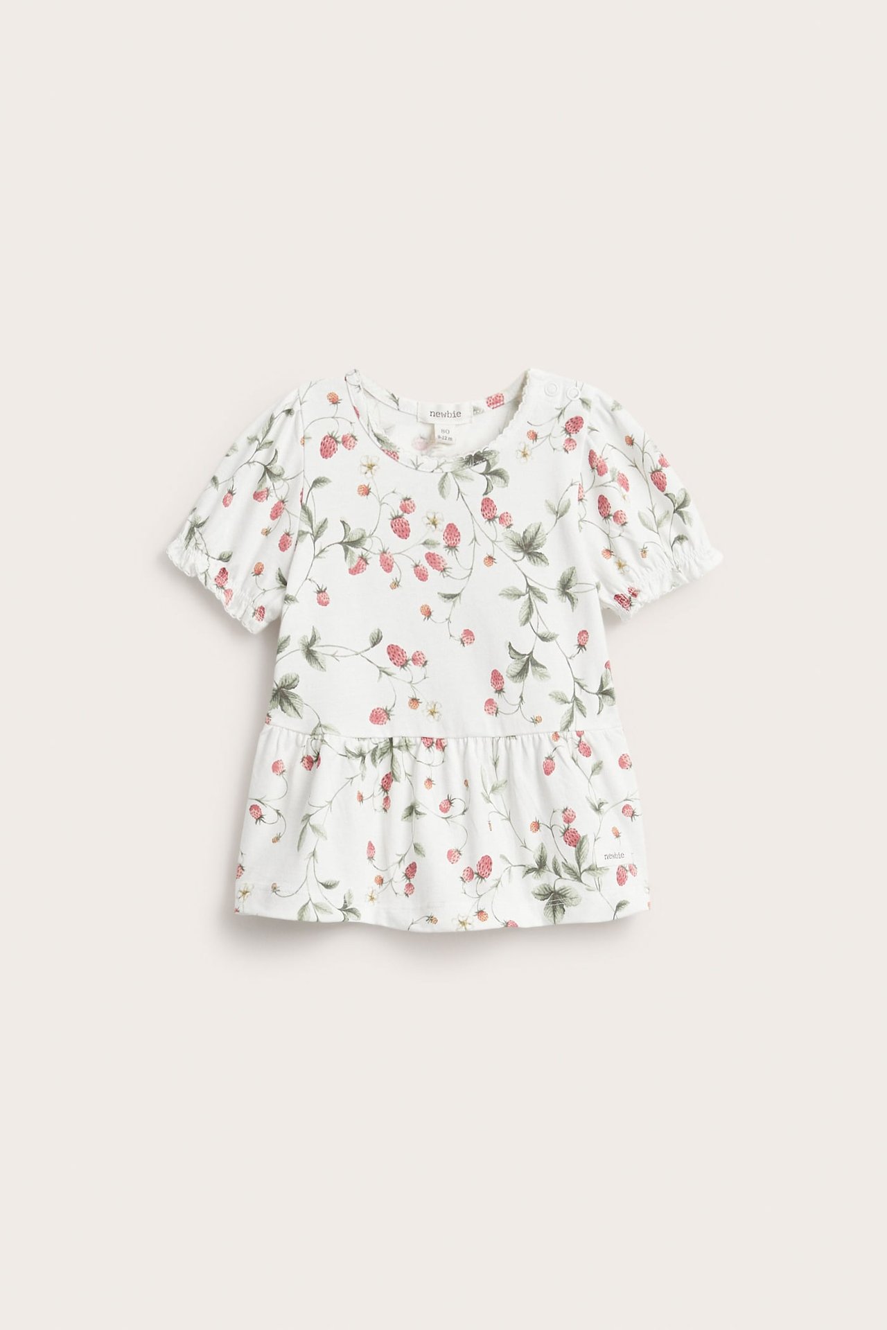 Vorderansicht: Off-white Baumwolljersey Peplum-Oberteil mit Puffärmeln, Schulter-Druckknopf und Erdbeermuster.