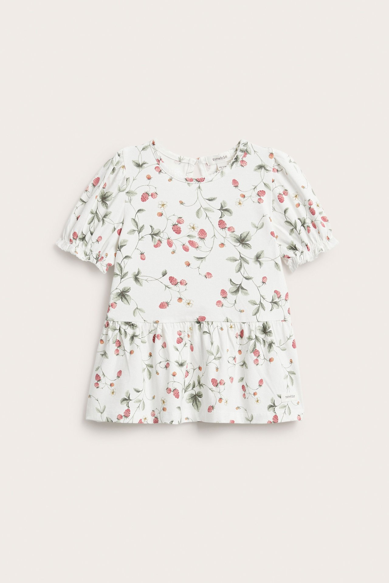 Vorderansicht eines cremefarbenen Kinder-Jersey-Peplum-Tops mit kurzen Puffärmeln und Erdbeermuster.