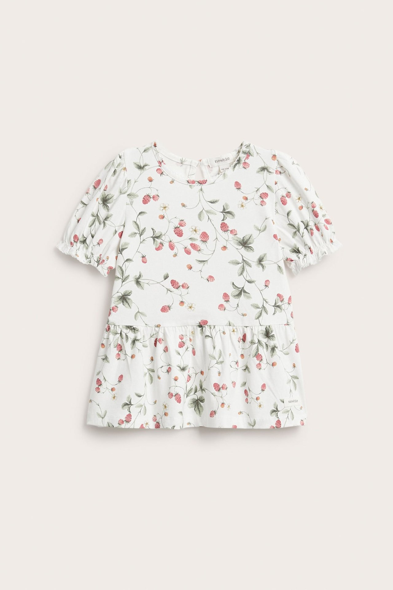 Vorderansicht eines cremefarbenen Kinder-Jersey-Peplum-Tops mit kurzen Puffärmeln und Erdbeermuster.