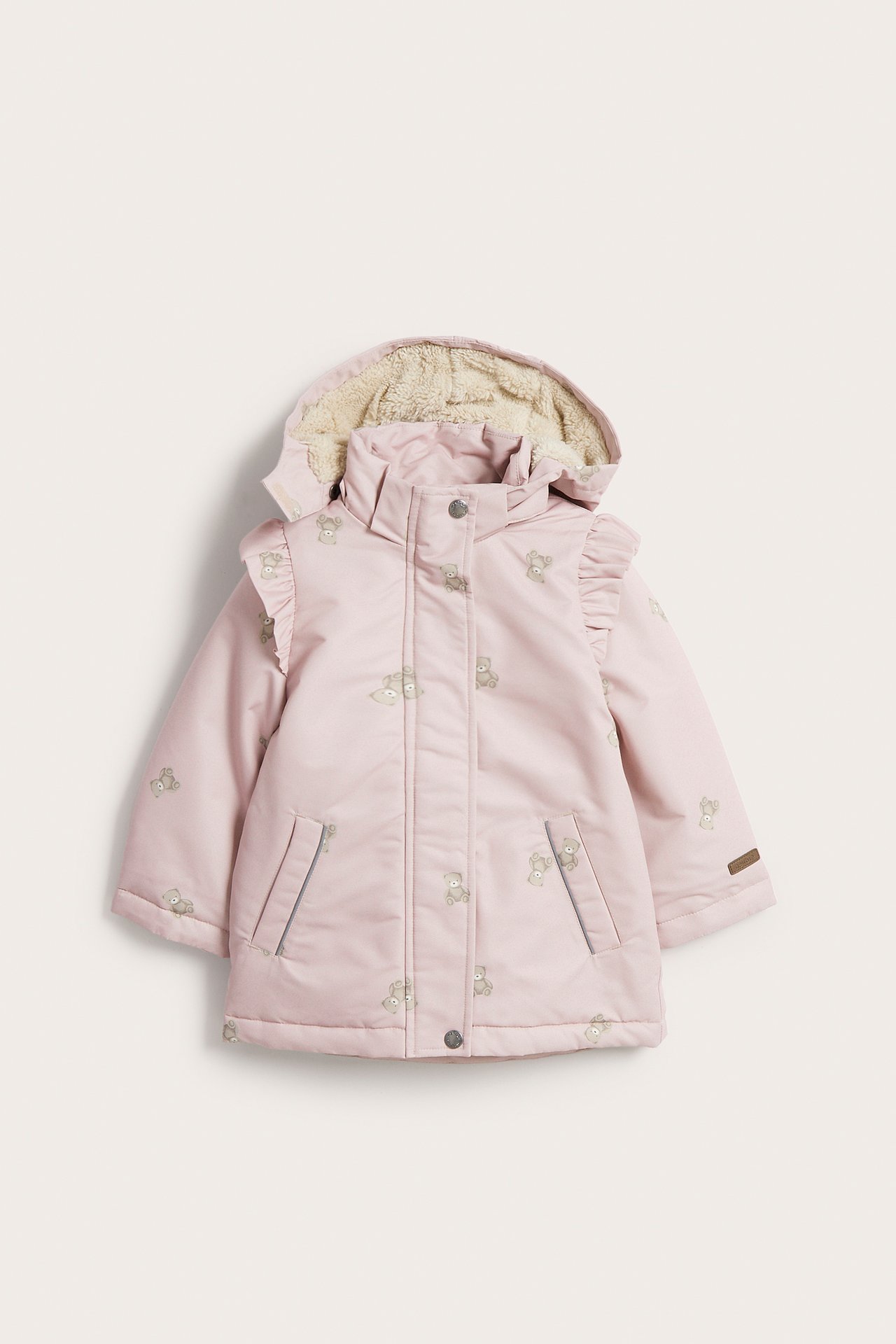 Vorderansicht: Rosafarbene Kinderjacke mit Bärchenmuster, Rüschen und Teddyfell gefütterter Kapuze.